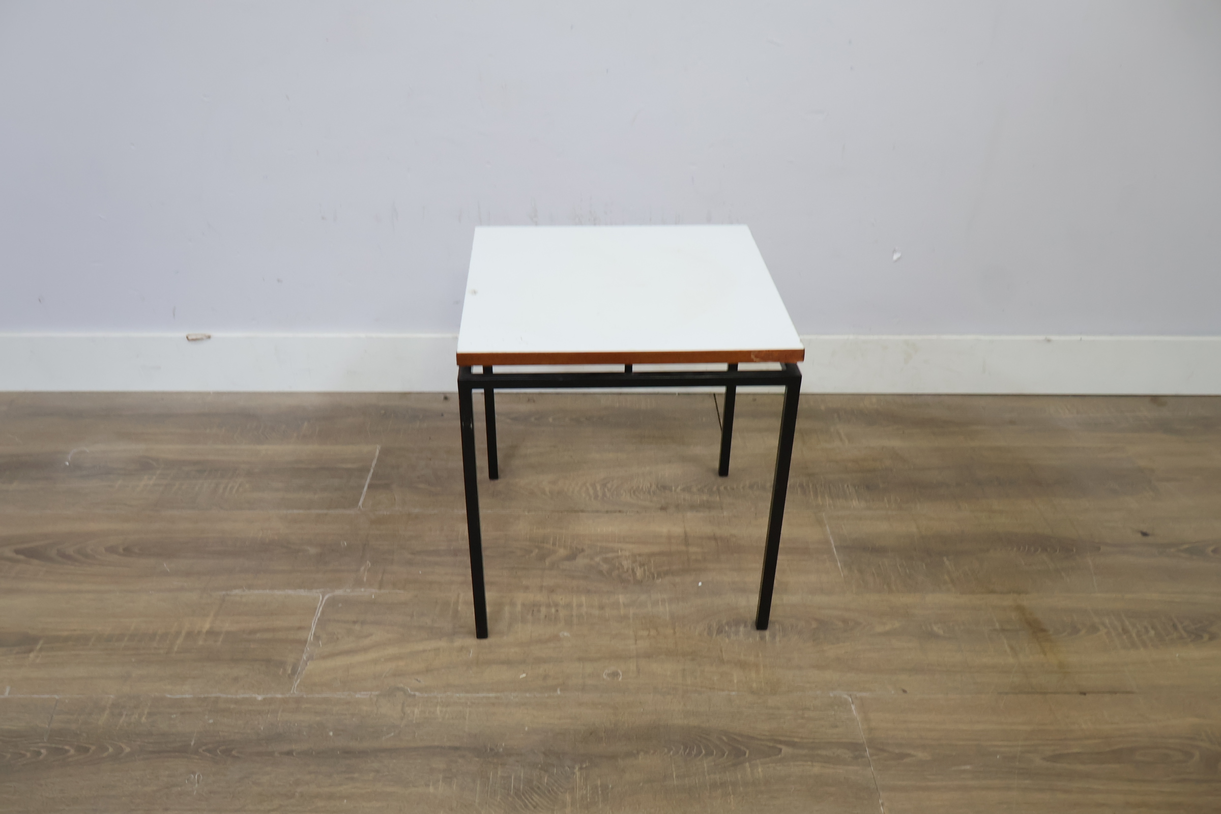 Wit vierkant bijzettafeltje met zwart metalen frame – foto 5 – kavel bij GSD Auctions, Zoeterwoude