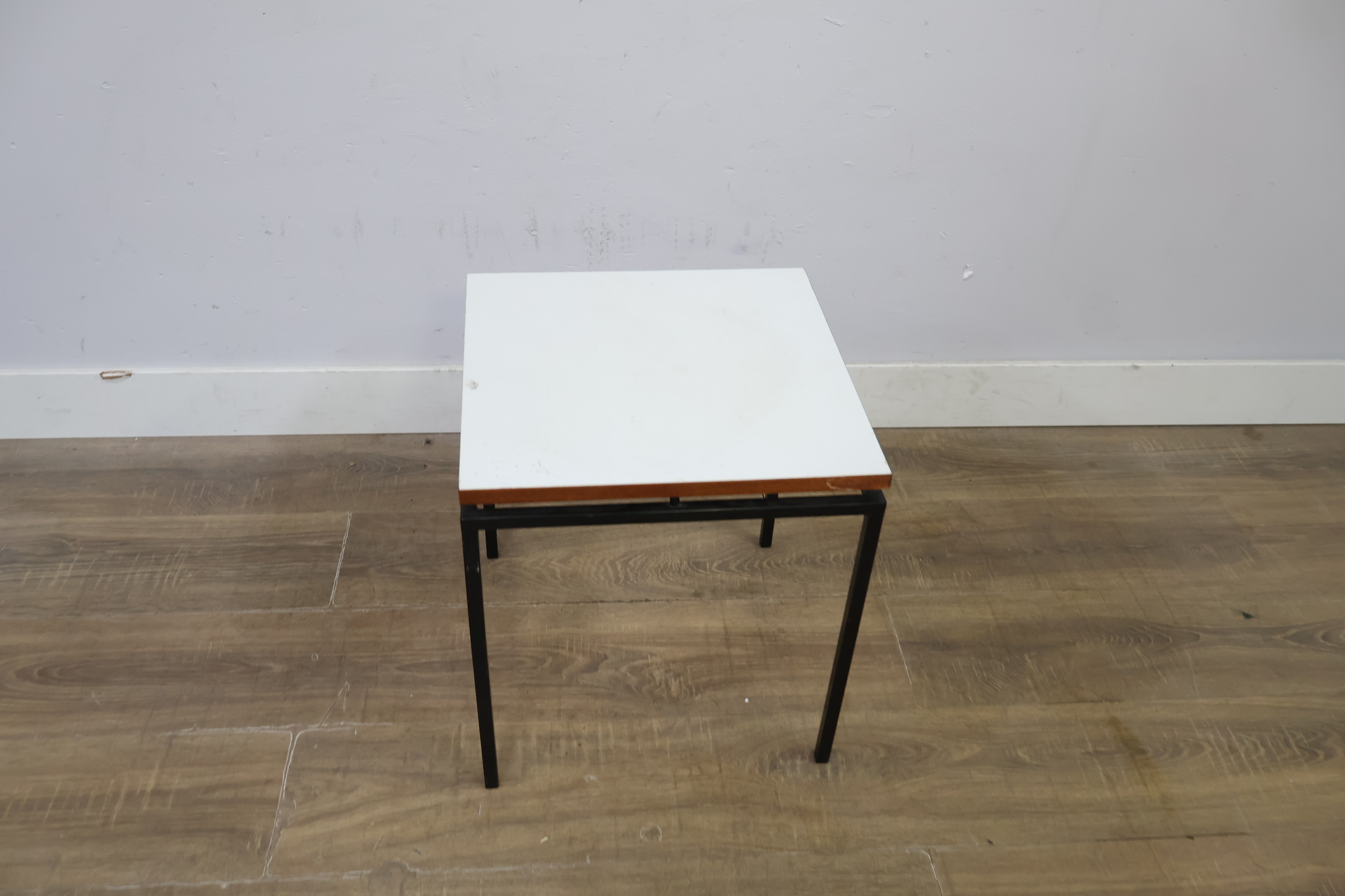 Wit vierkant bijzettafeltje met zwart metalen frame – foto 6 – kavel bij GSD Auctions, Zoeterwoude