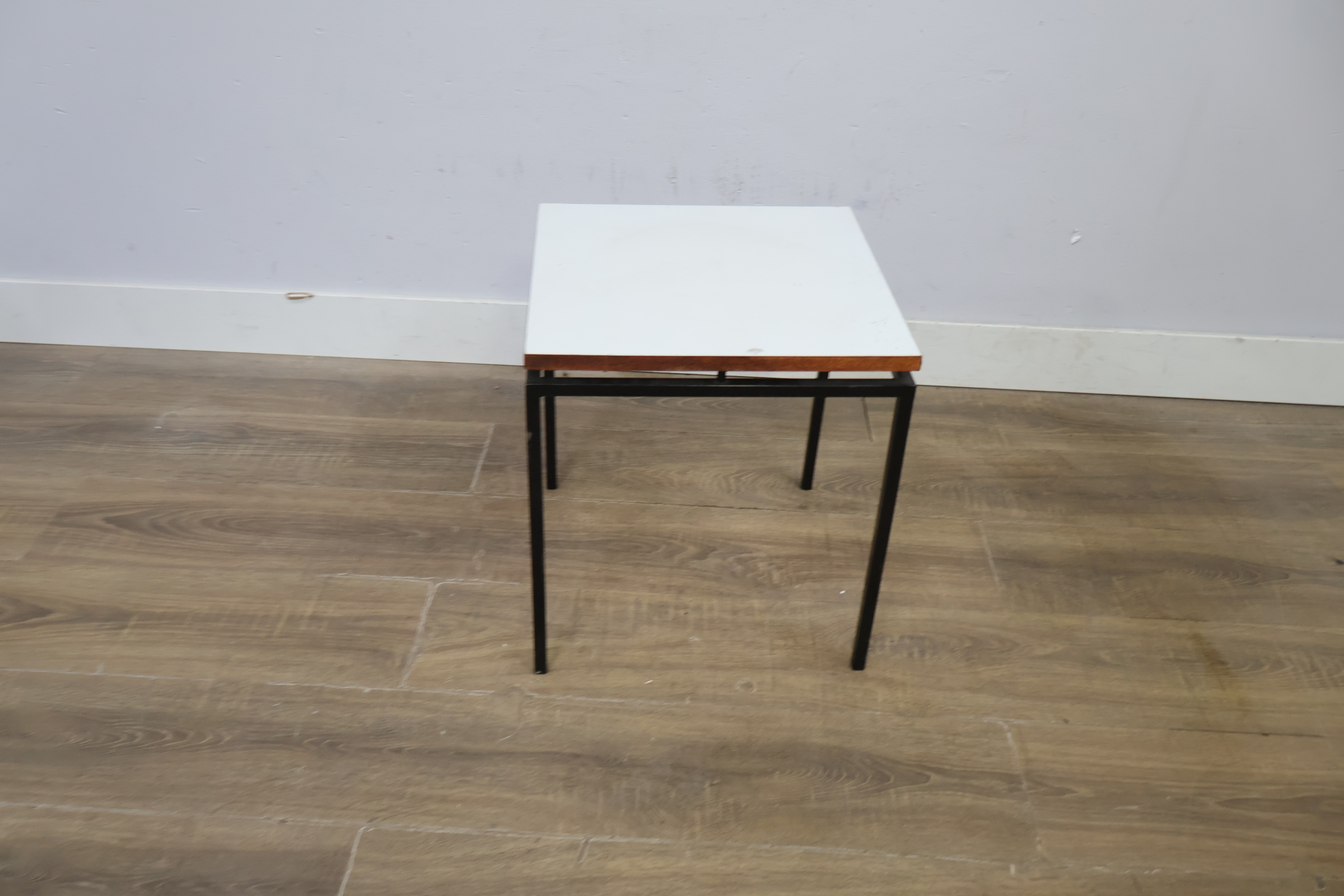 Wit vierkant bijzettafeltje met zwart metalen frame – foto 7 – kavel bij GSD Auctions, Zoeterwoude