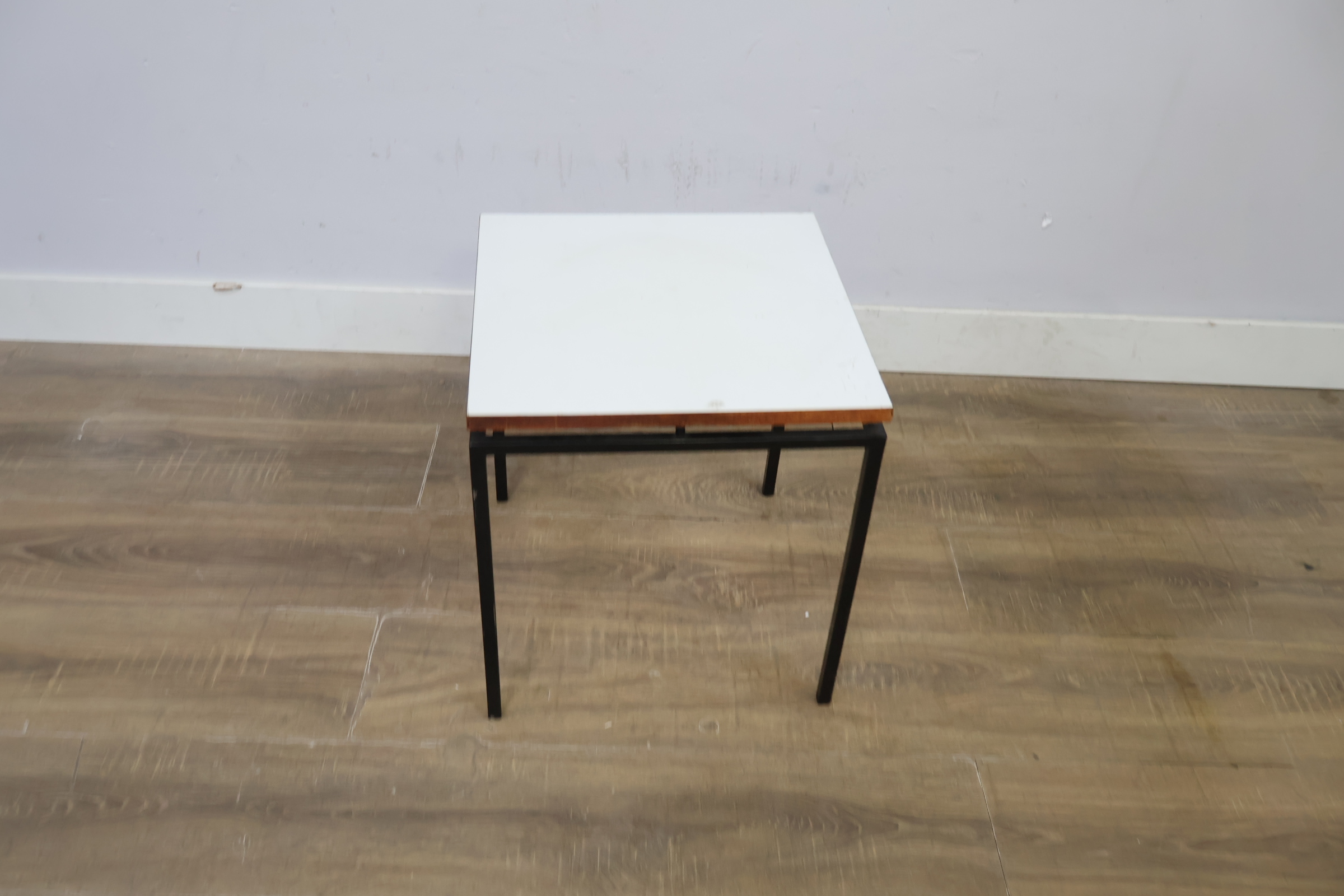 Wit vierkant bijzettafeltje met zwart metalen frame – foto 8 – kavel bij GSD Auctions, Zoeterwoude