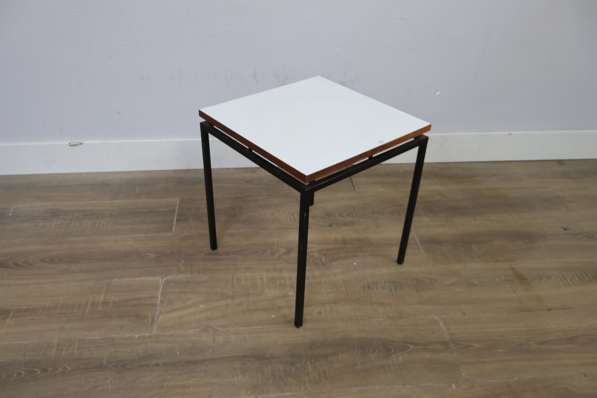 Wit vierkant bijzettafeltje met zwart metalen frame – foto 9 – kavel bij GSD Auctions, Zoeterwoude