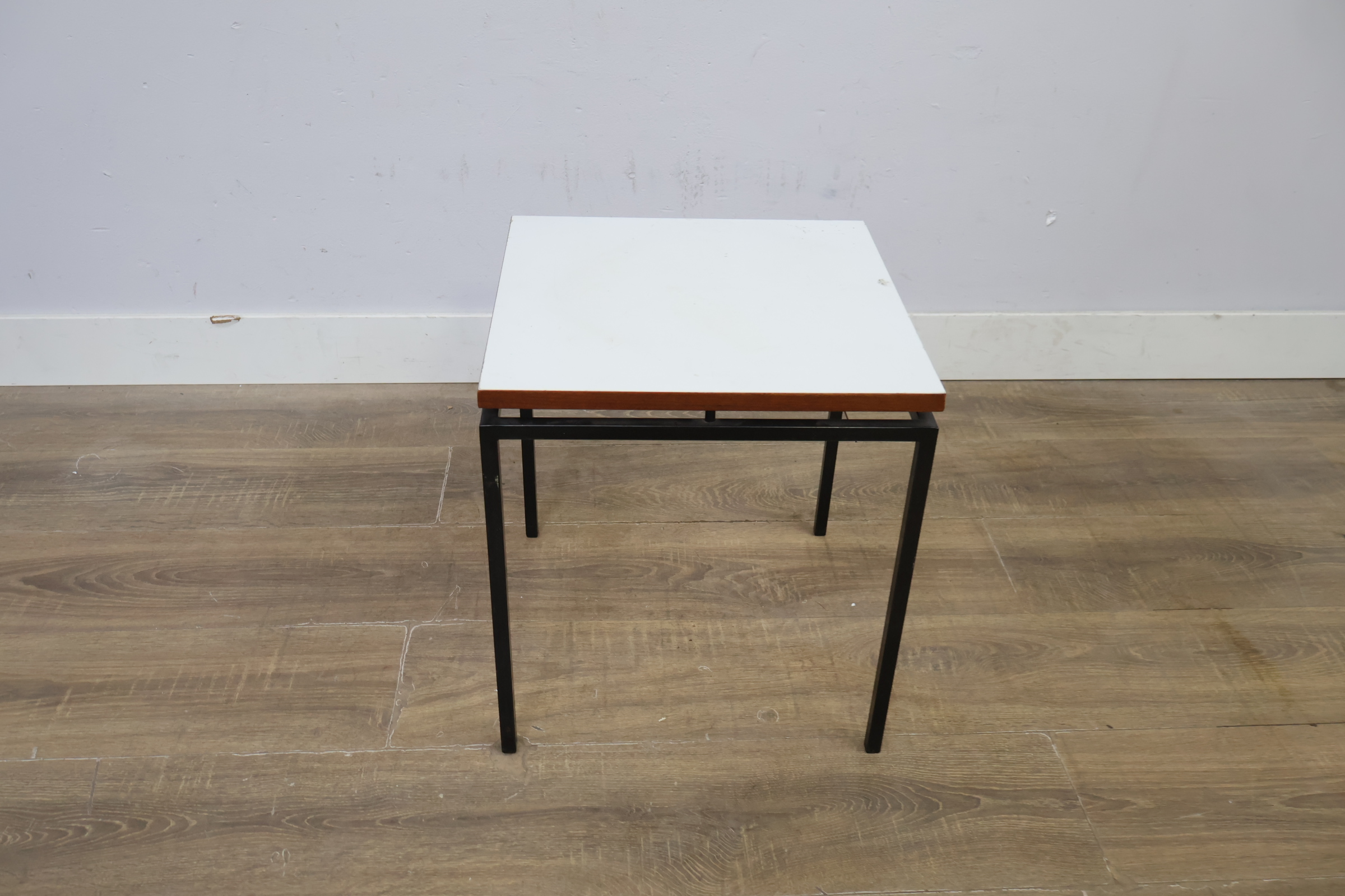 Wit vierkant bijzettafeltje met zwart metalen frame – foto 10 – kavel bij GSD Auctions, Zoeterwoude