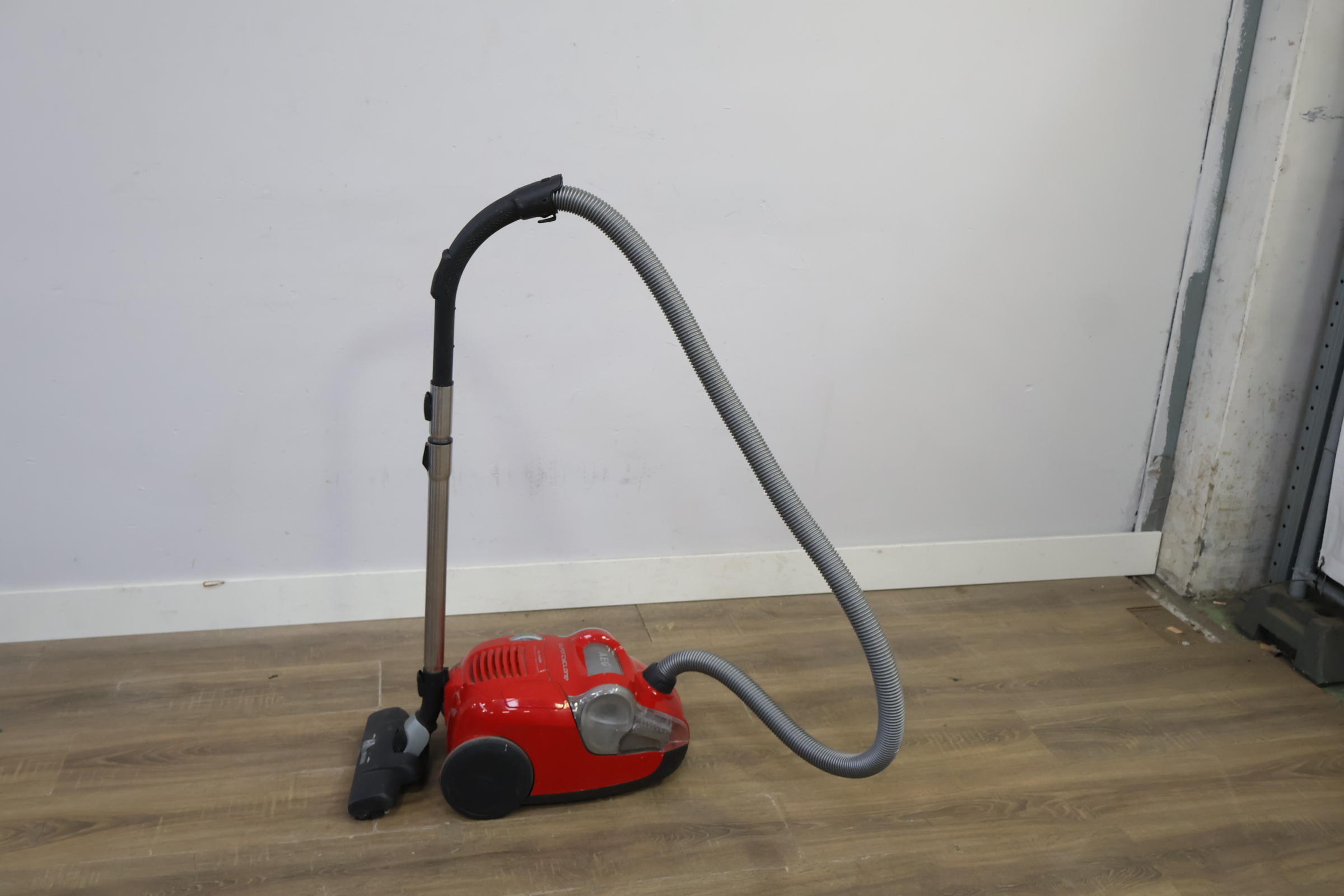 Rode AEG stofzuiger – foto 3 – kavel bij GSD Auctions, Zoeterwoude