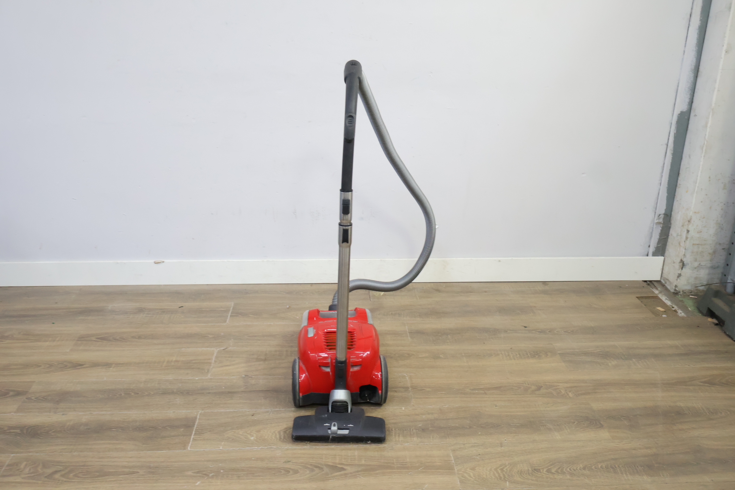 Rode AEG stofzuiger – foto 5 – kavel bij GSD Auctions, Zoeterwoude