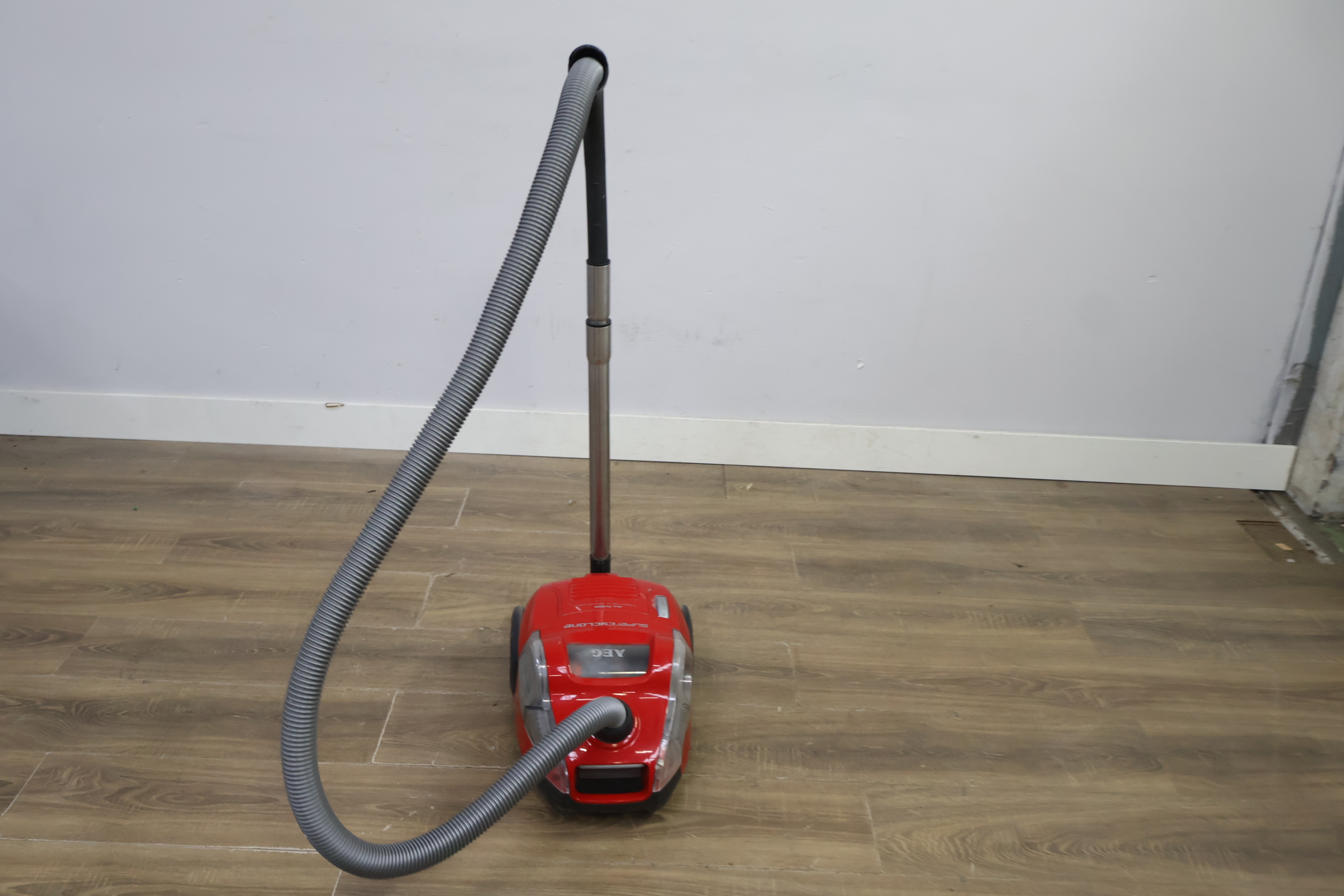 Rode AEG stofzuiger – foto 10 – kavel bij GSD Auctions, Zoeterwoude