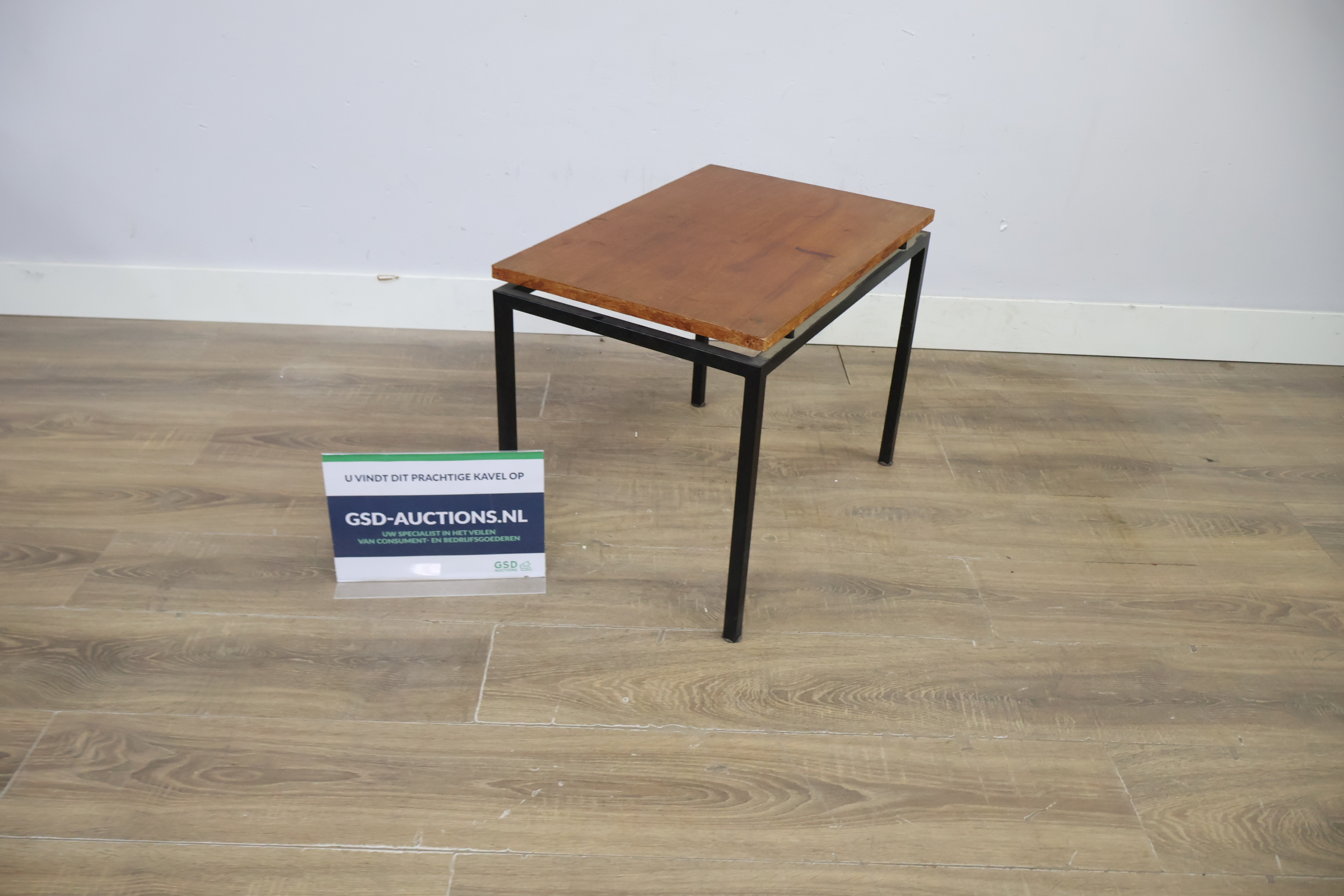 Industrieel bijzettafeltje met houten blad – kavel bij GSD Auctions, Zoeterwoude