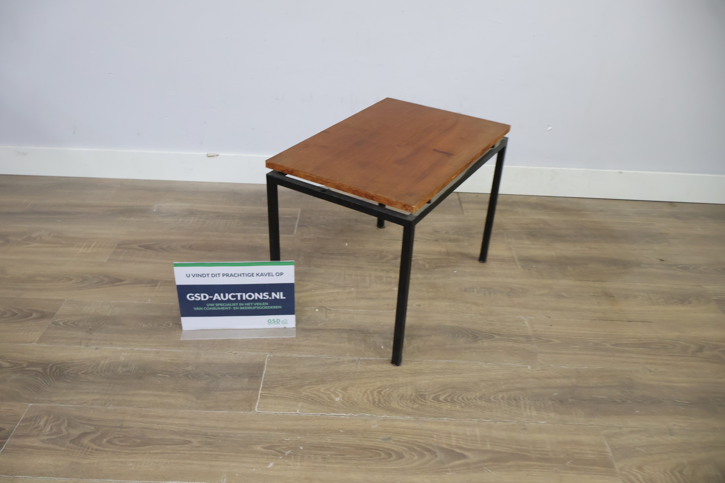 Industrieel bijzettafeltje met houten blad – foto 2 – kavel bij GSD Auctions, Zoeterwoude