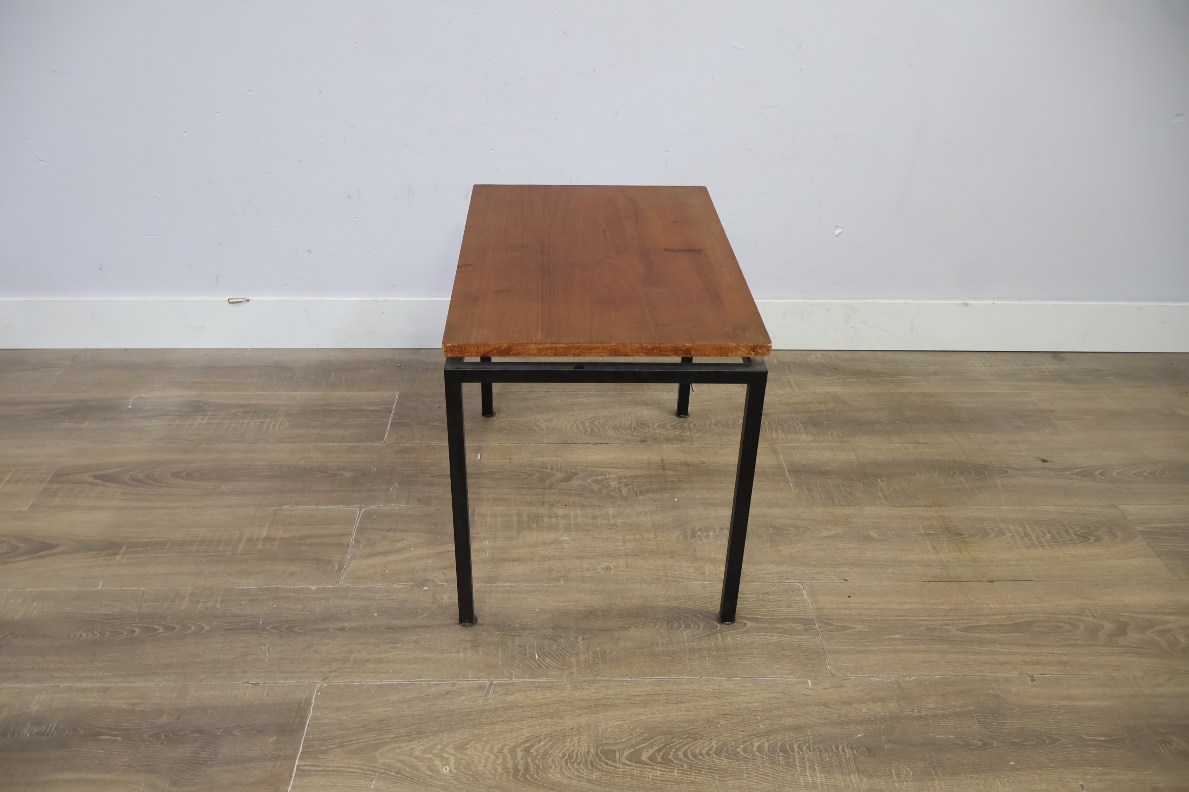 Industrieel bijzettafeltje met houten blad – foto 3 – kavel bij GSD Auctions, Zoeterwoude