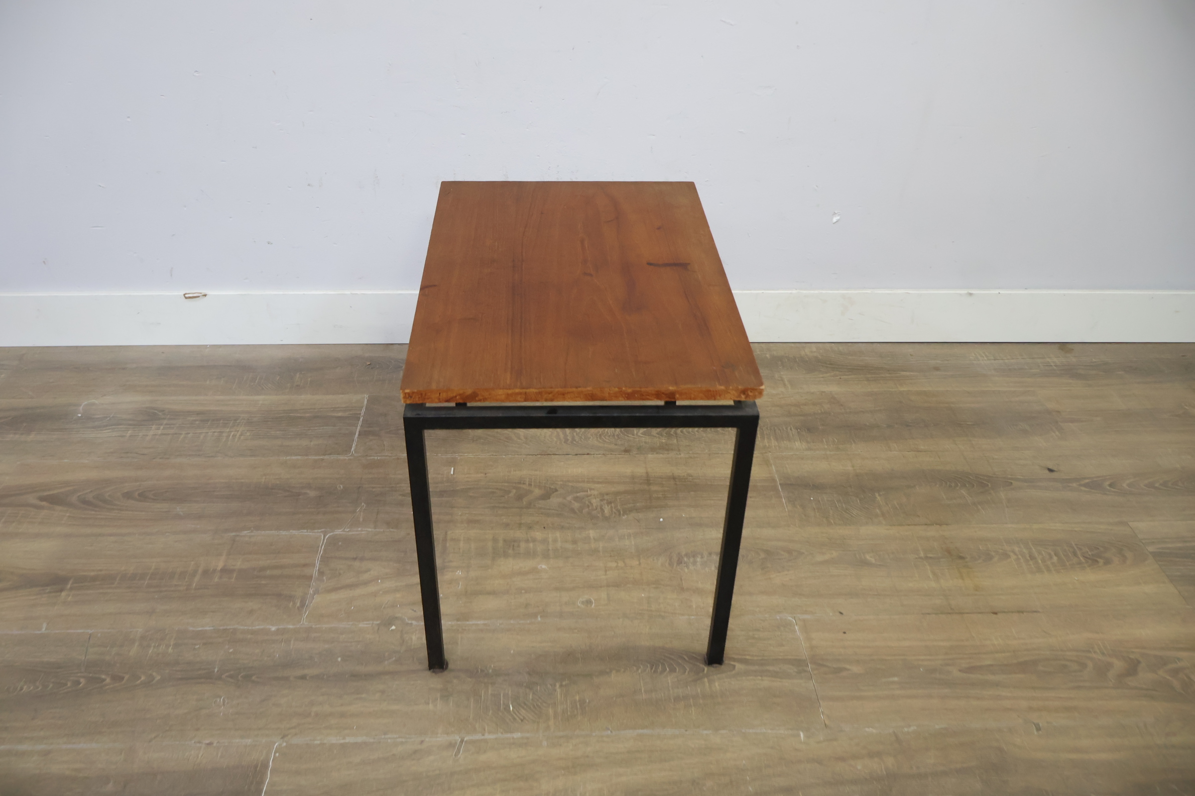 Industrieel bijzettafeltje met houten blad – foto 4 – kavel bij GSD Auctions, Zoeterwoude