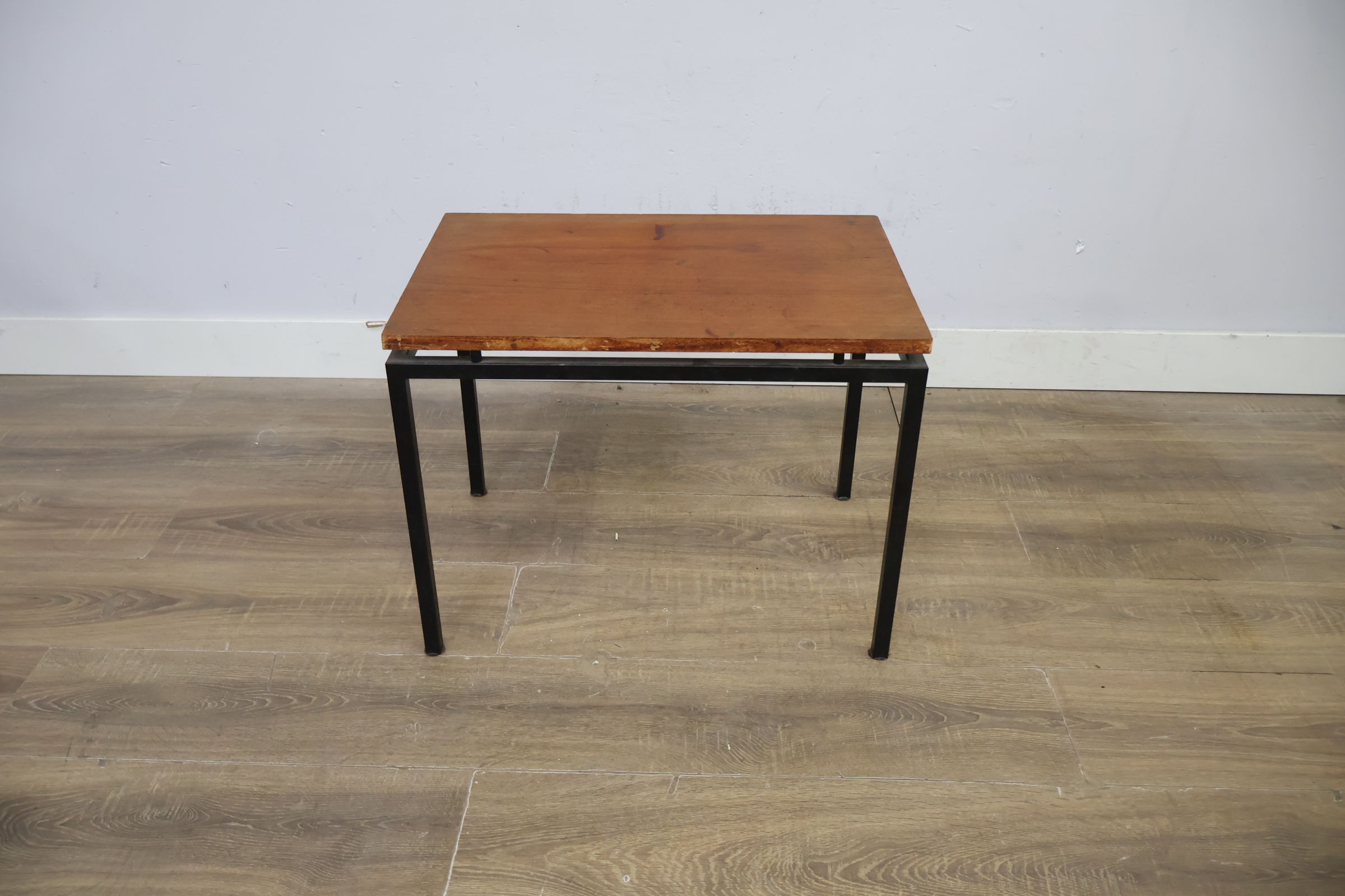 Industrieel bijzettafeltje met houten blad – foto 5 – kavel bij GSD Auctions, Zoeterwoude