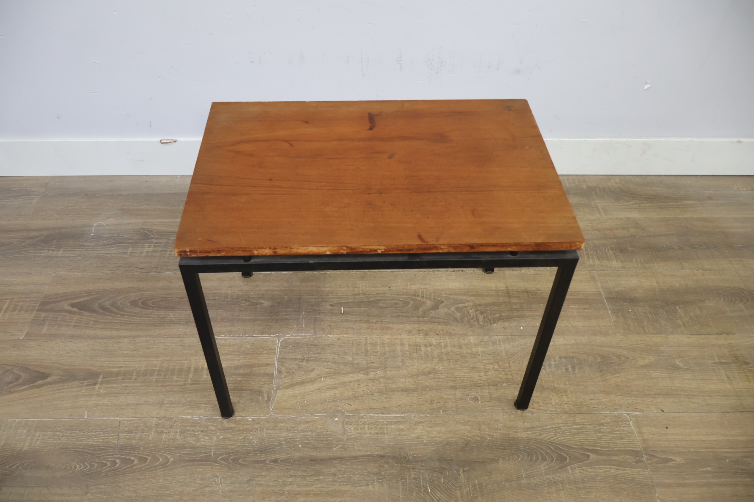 Industrieel bijzettafeltje met houten blad – foto 6 – kavel bij GSD Auctions, Zoeterwoude
