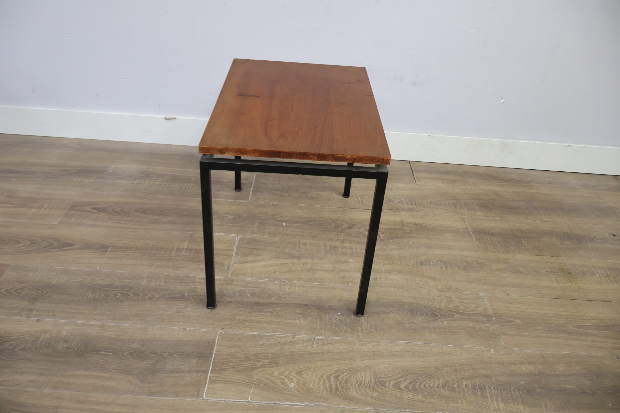 Industrieel bijzettafeltje met houten blad – foto 7 – kavel bij GSD Auctions, Zoeterwoude