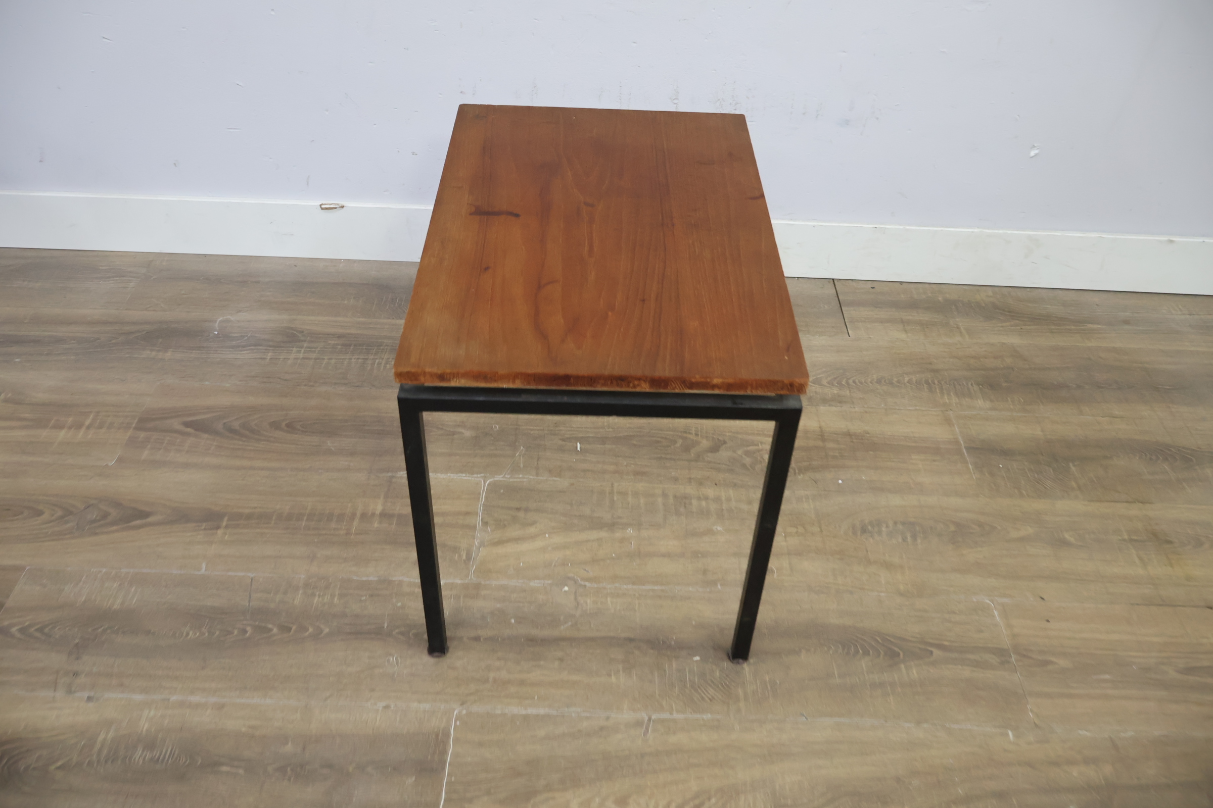 Industrieel bijzettafeltje met houten blad – foto 8 – kavel bij GSD Auctions, Zoeterwoude