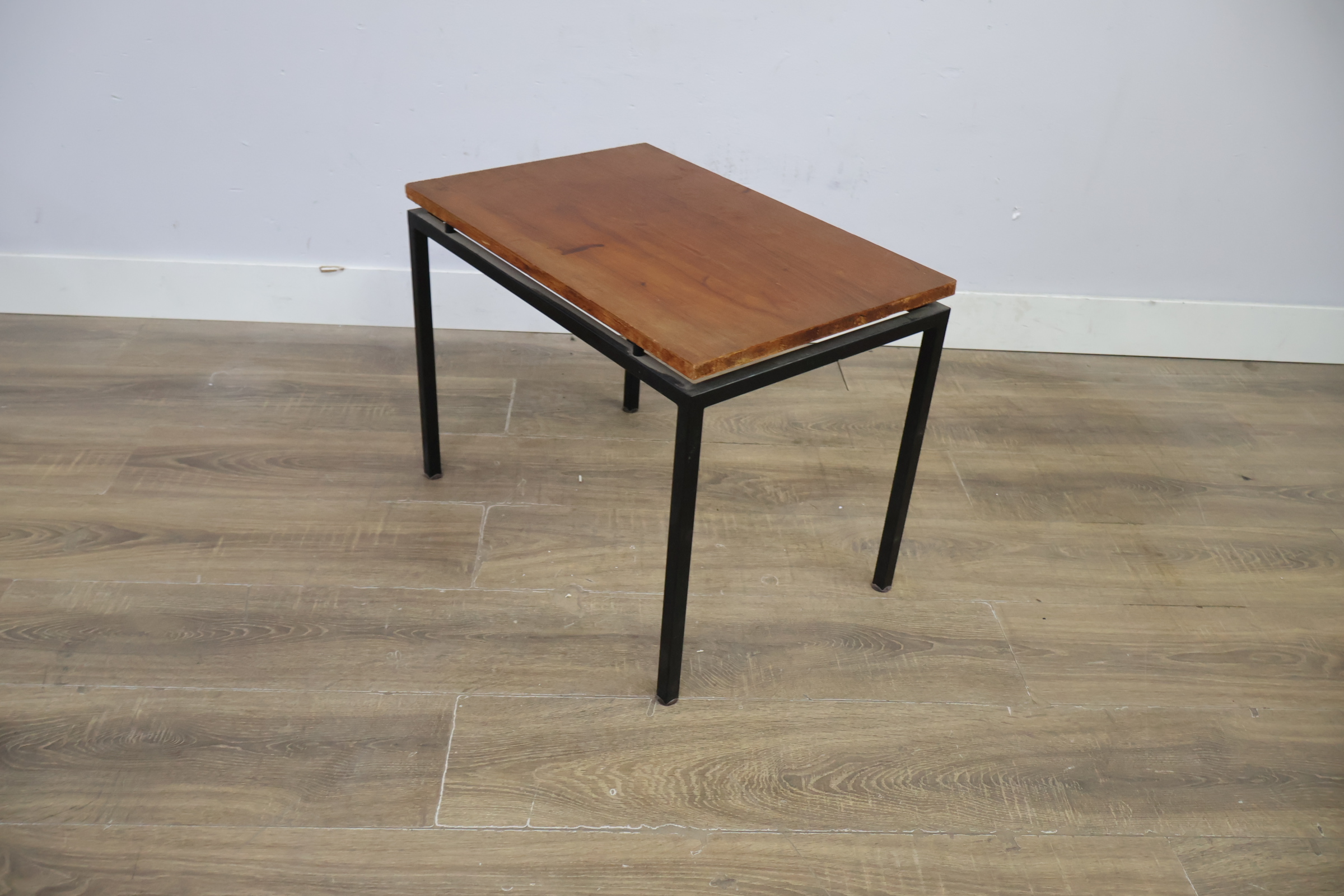 Industrieel bijzettafeltje met houten blad – foto 9 – kavel bij GSD Auctions, Zoeterwoude