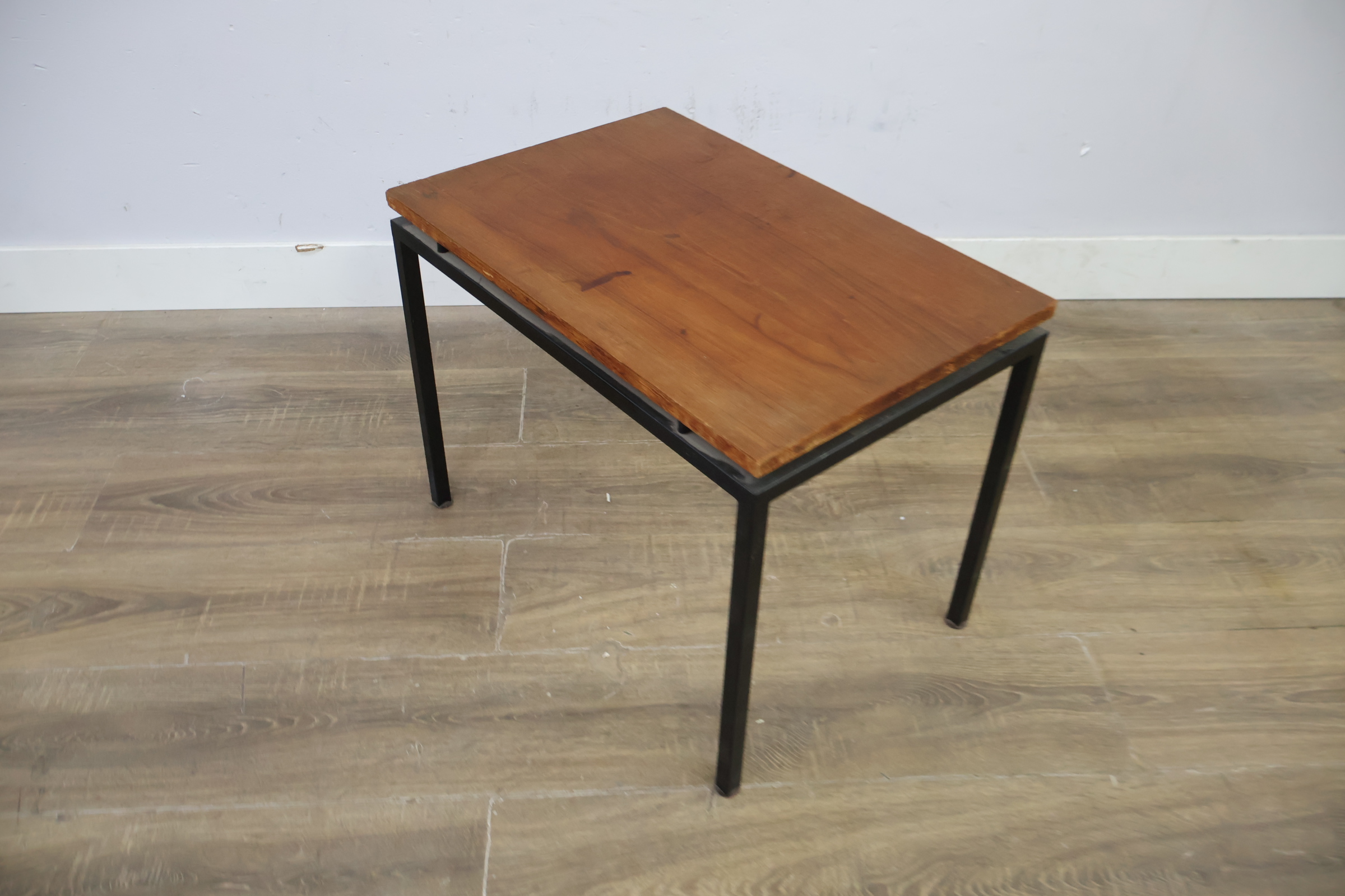 Industrieel bijzettafeltje met houten blad – foto 10 – kavel bij GSD Auctions, Zoeterwoude