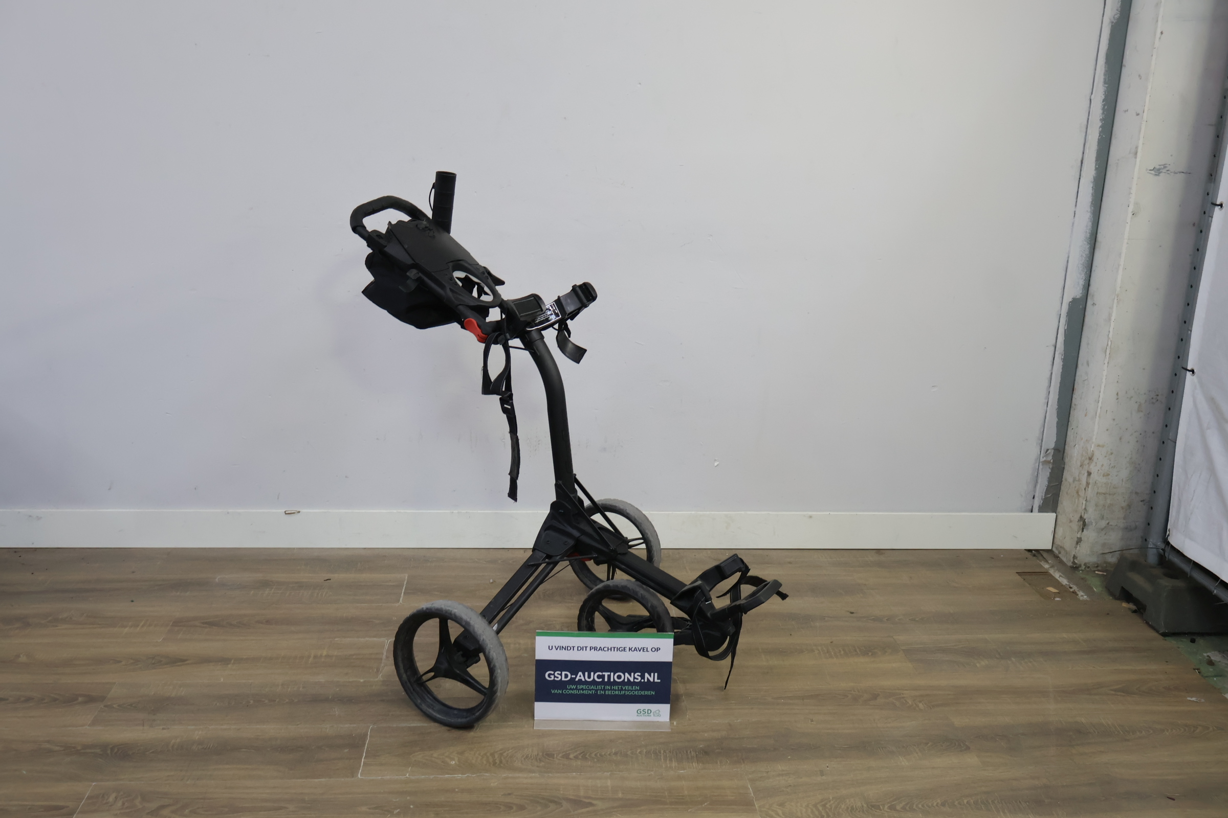 Golf trolley met drie wielen en handvat – kavel bij GSD Auctions, Zoeterwoude