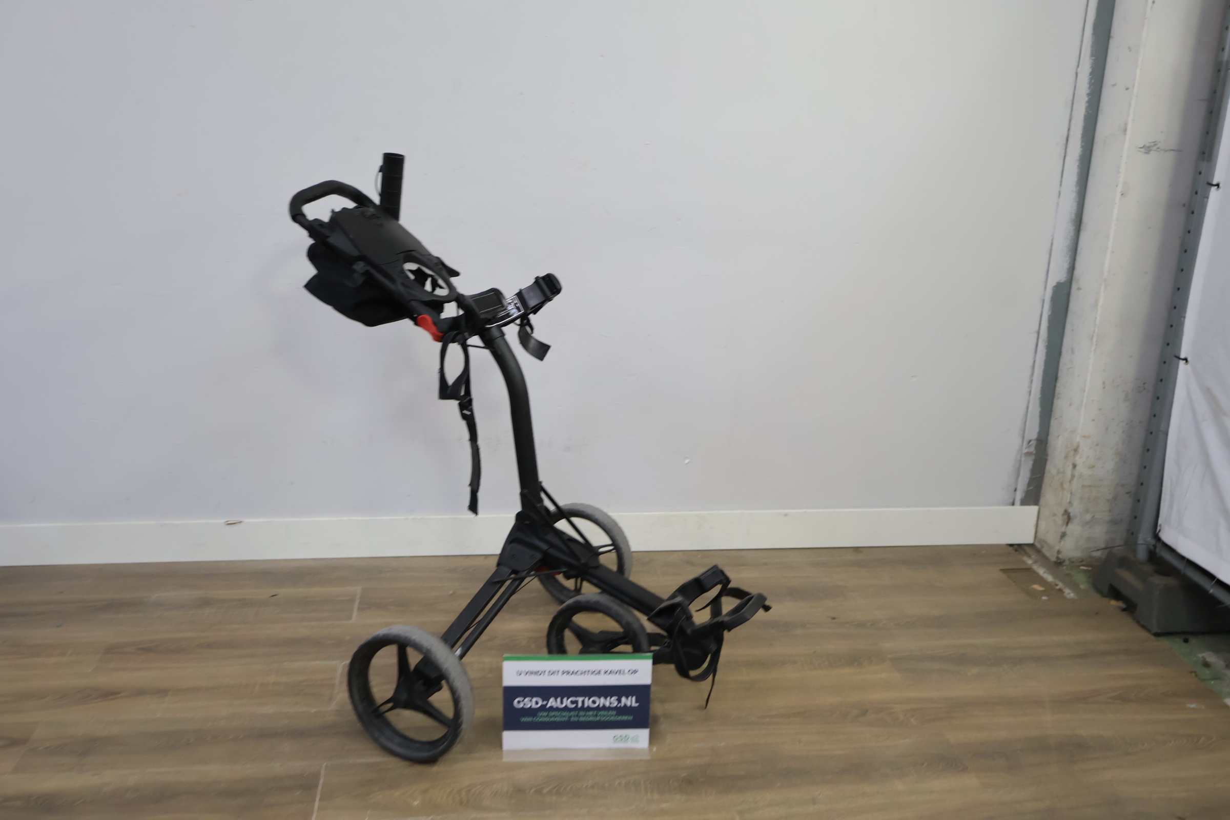 Golf trolley met drie wielen en handvat – foto 2 – kavel bij GSD Auctions, Zoeterwoude
