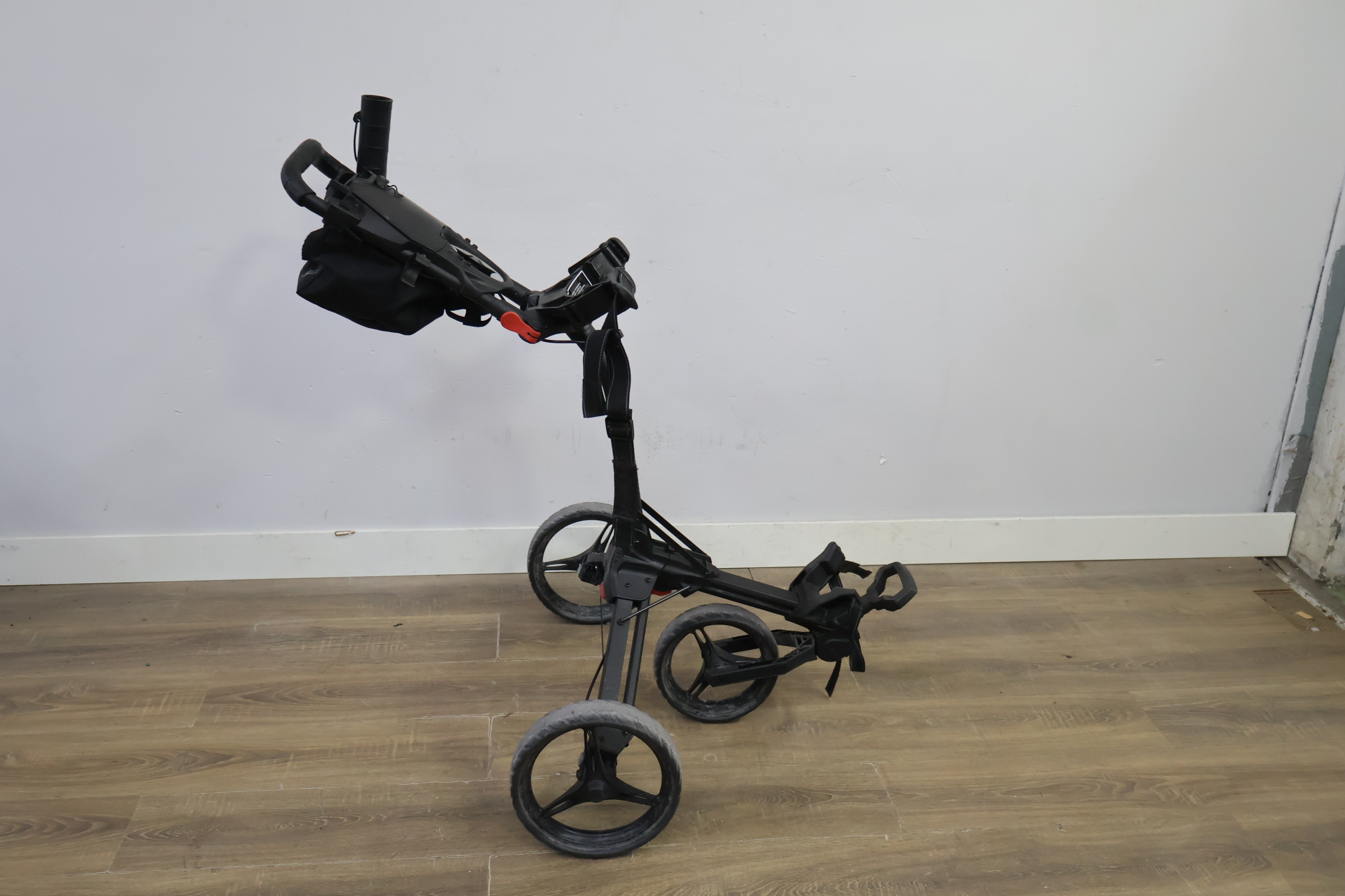Golf trolley met drie wielen en handvat – foto 3 – kavel bij GSD Auctions, Zoeterwoude