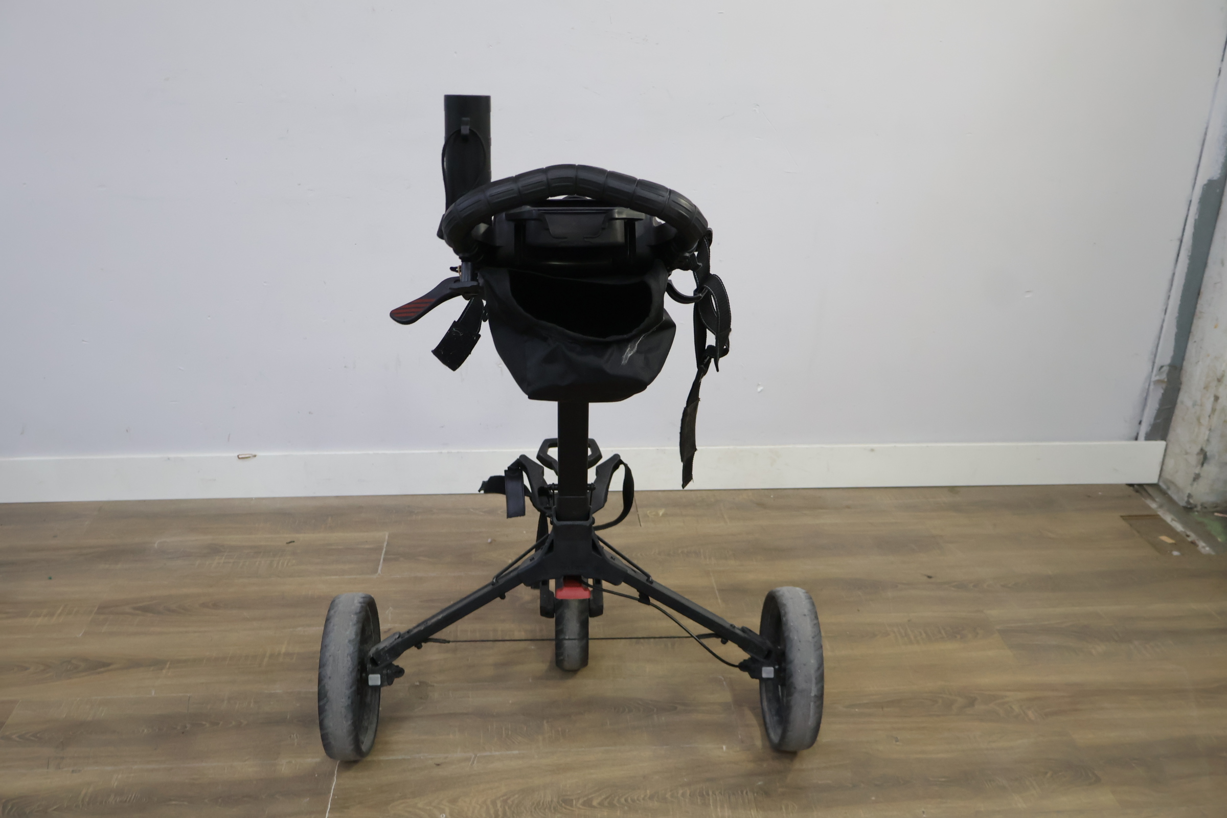 Golf trolley met drie wielen en handvat – foto 4 – kavel bij GSD Auctions, Zoeterwoude