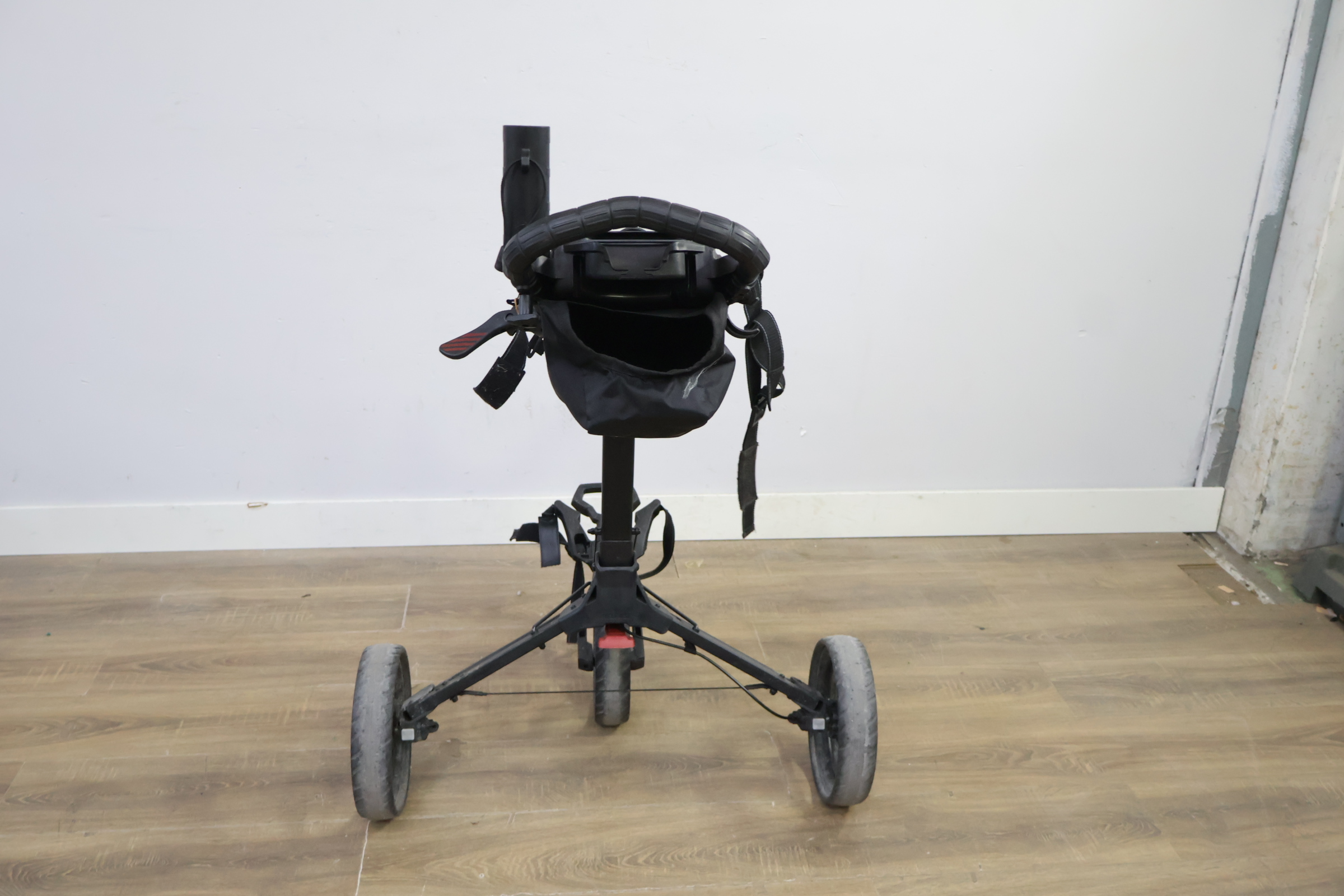 Golf trolley met drie wielen en handvat – foto 5 – kavel bij GSD Auctions, Zoeterwoude