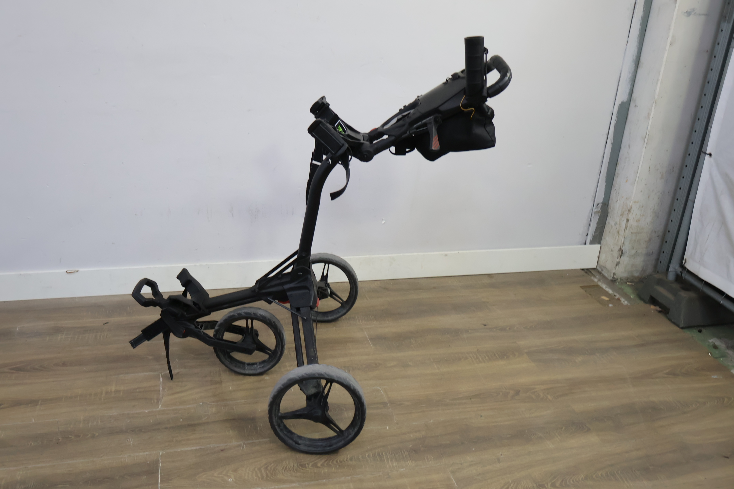 Golf trolley met drie wielen en handvat – foto 6 – kavel bij GSD Auctions, Zoeterwoude