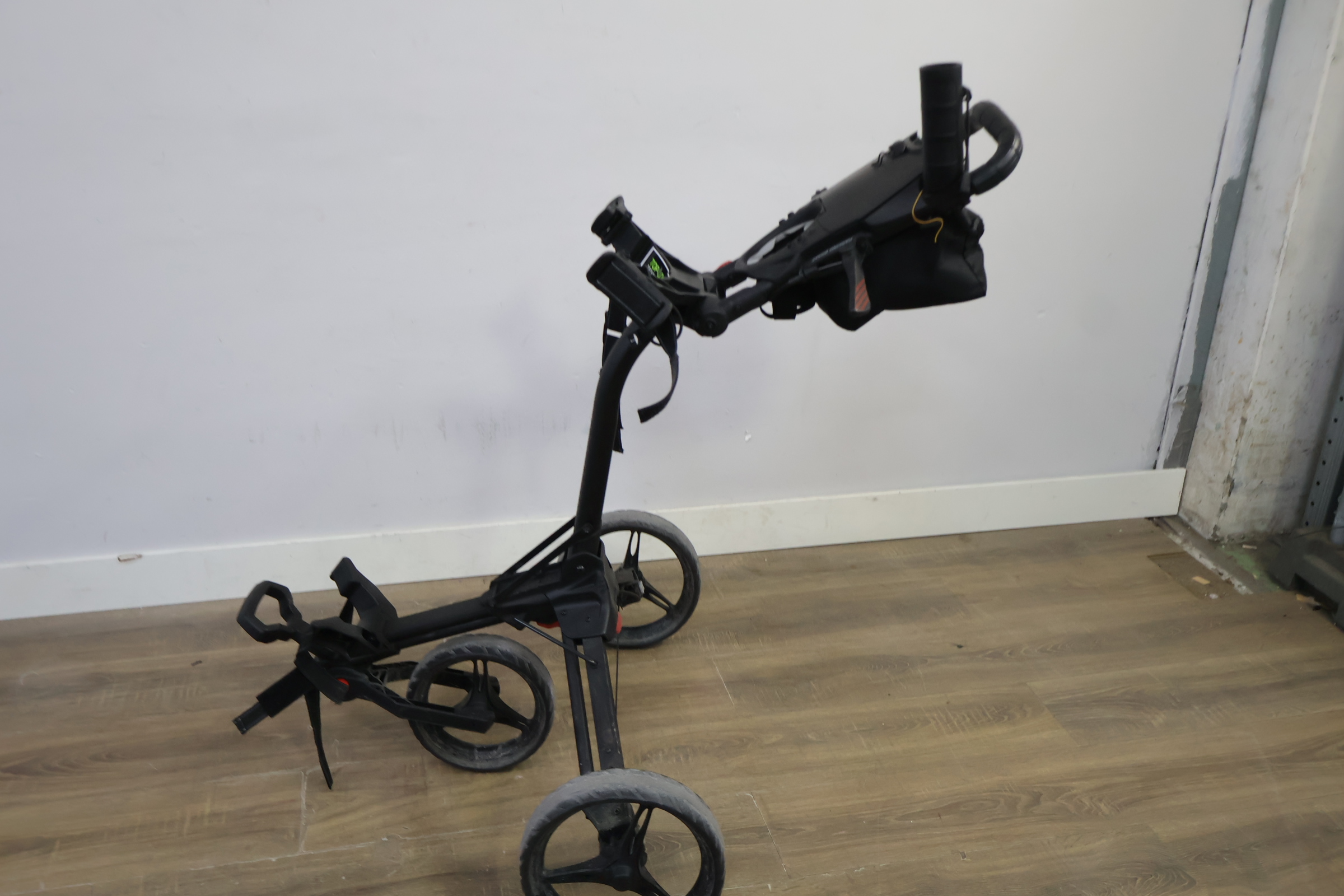 Golf trolley met drie wielen en handvat – foto 7 – kavel bij GSD Auctions, Zoeterwoude