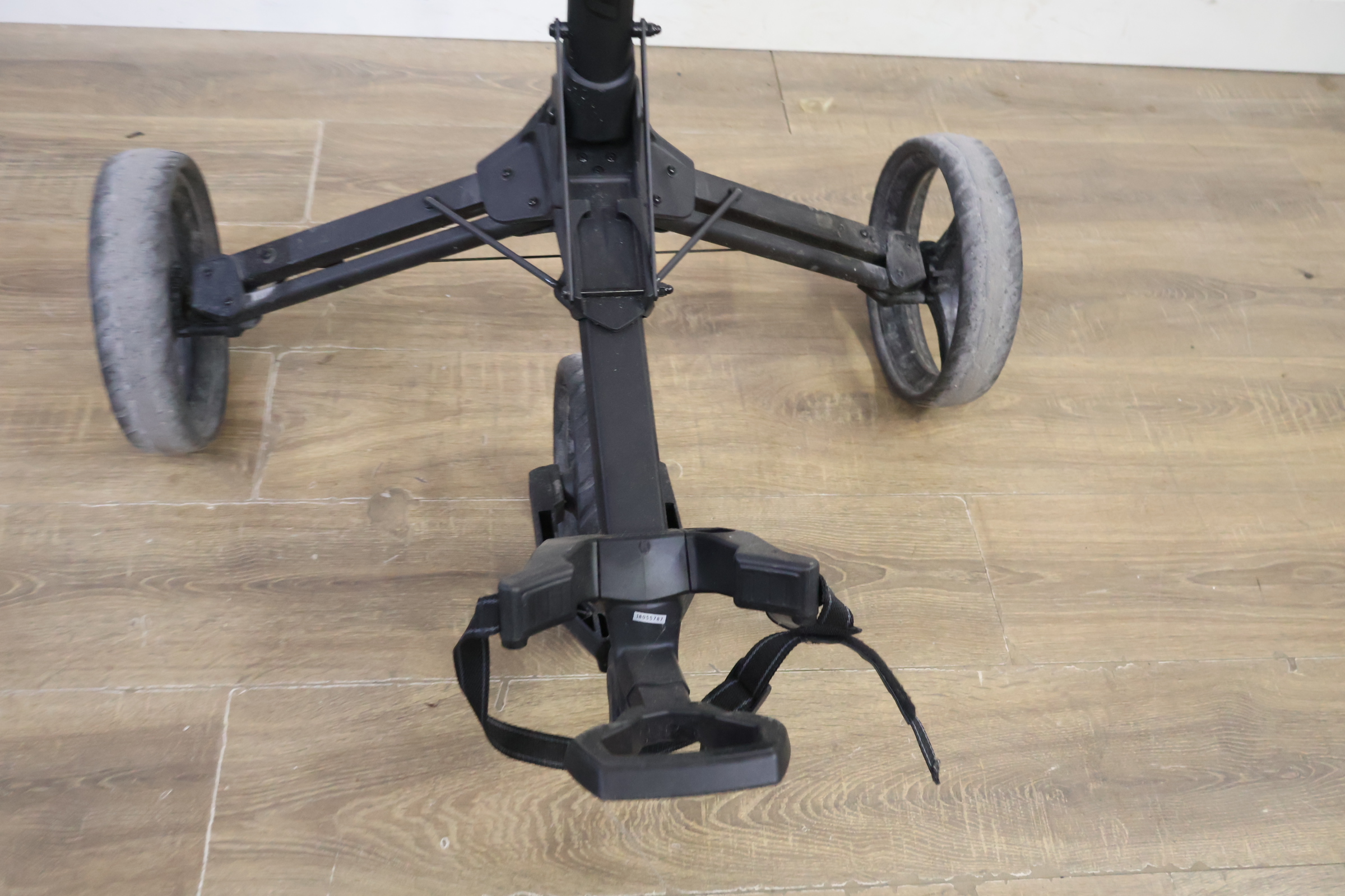 Golf trolley met drie wielen en handvat – foto 10 – kavel bij GSD Auctions, Zoeterwoude