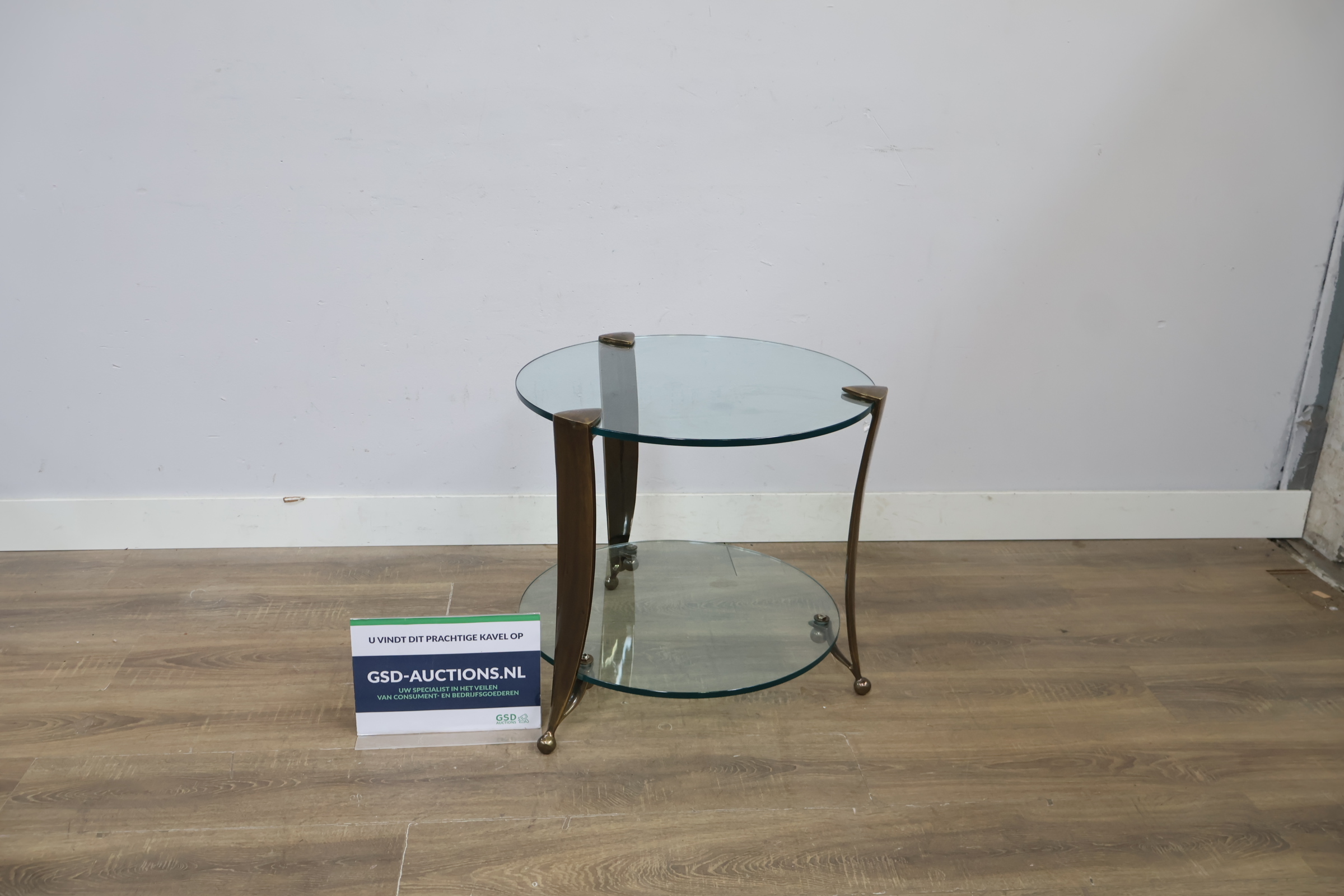 Rond bijzettafeltje met glazen bladen en messing frame – kavel bij GSD Auctions, Zoeterwoude