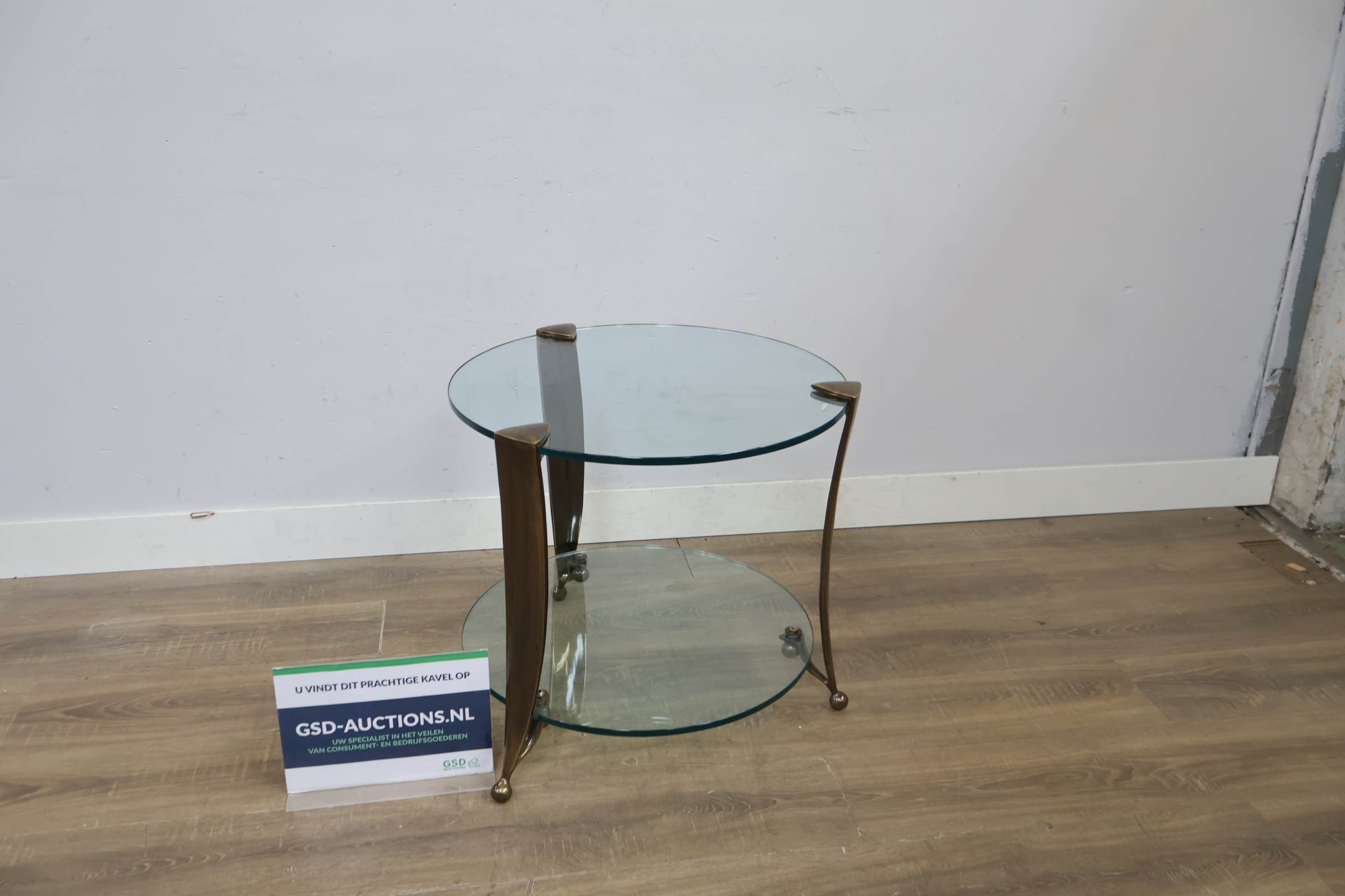 Rond bijzettafeltje met glazen bladen en messing frame – foto 2 – kavel bij GSD Auctions, Zoeterwoude