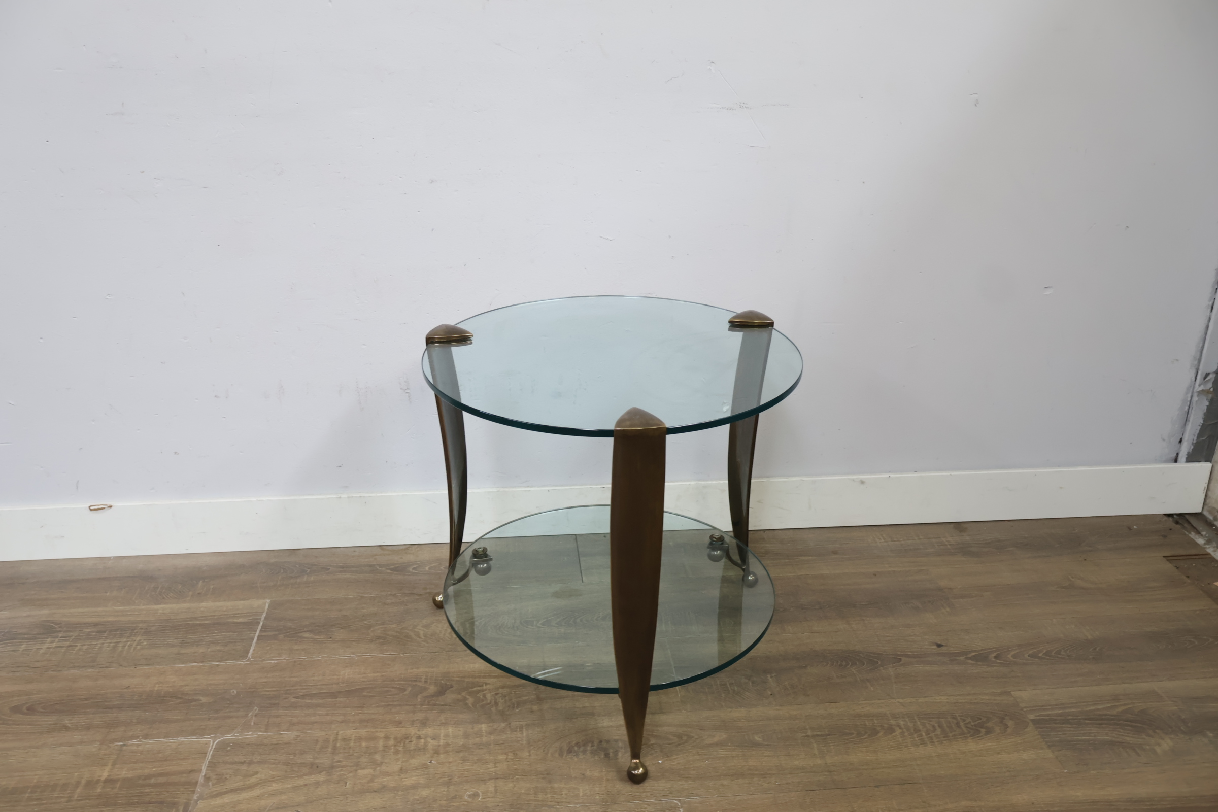 Rond bijzettafeltje met glazen bladen en messing frame – foto 3 – kavel bij GSD Auctions, Zoeterwoude