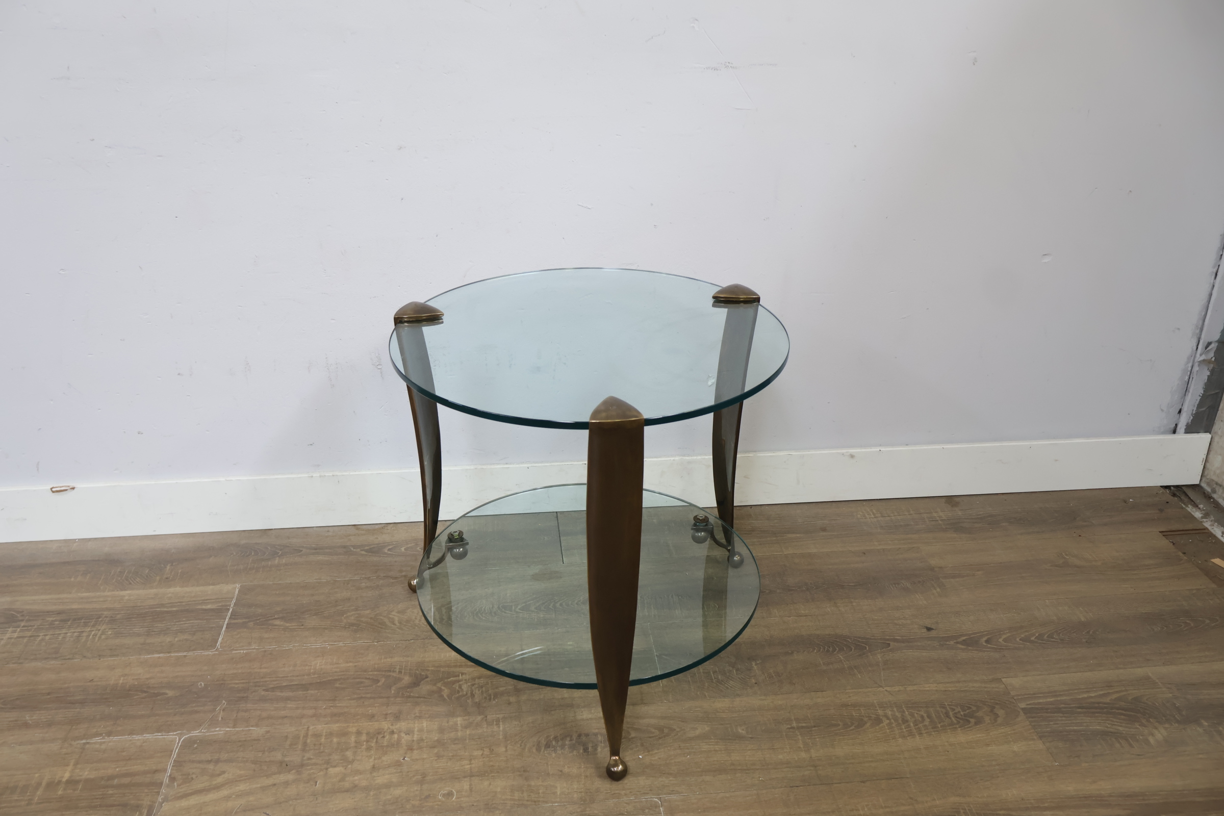 Rond bijzettafeltje met glazen bladen en messing frame – foto 4 – kavel bij GSD Auctions, Zoeterwoude