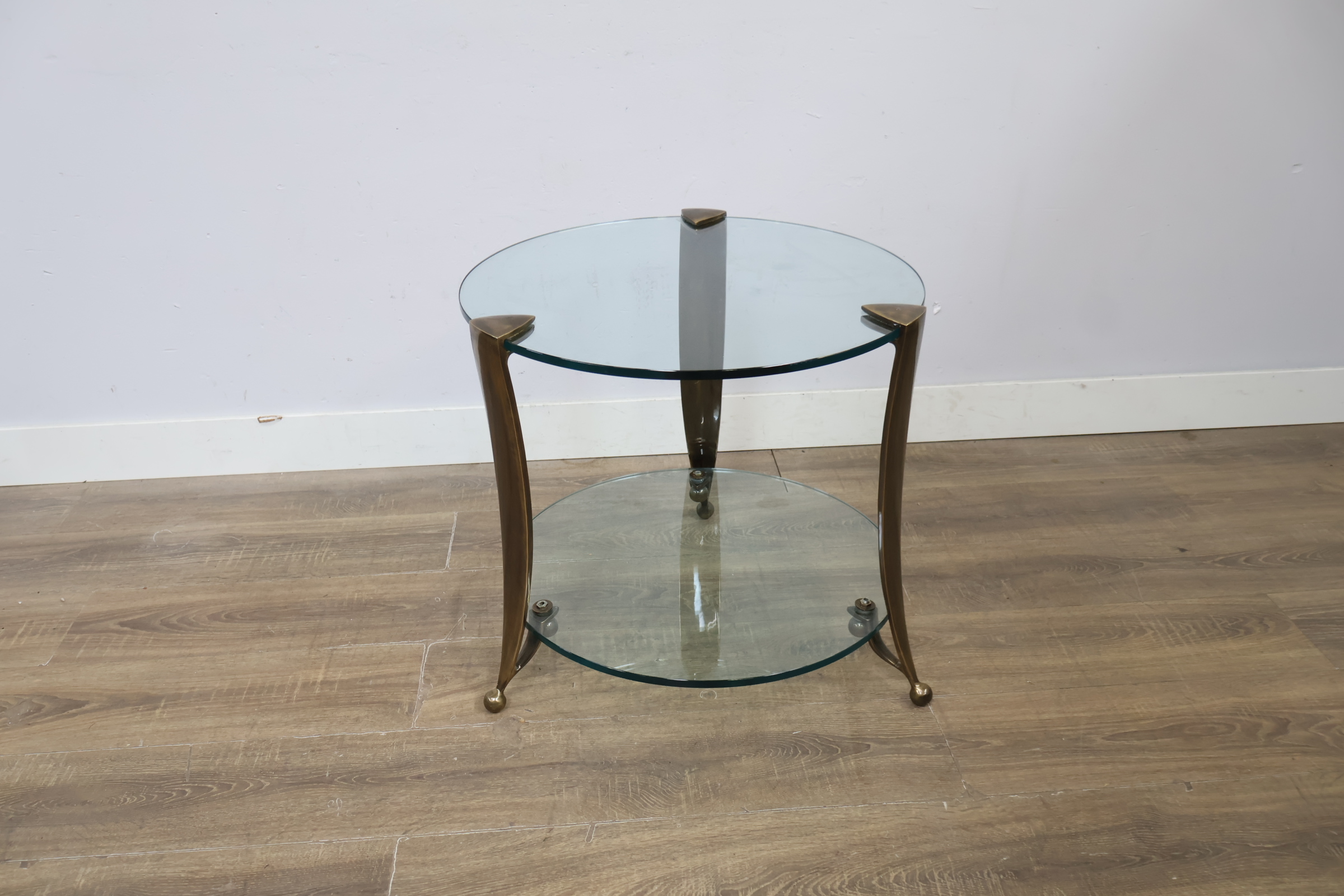 Rond bijzettafeltje met glazen bladen en messing frame – foto 5 – kavel bij GSD Auctions, Zoeterwoude