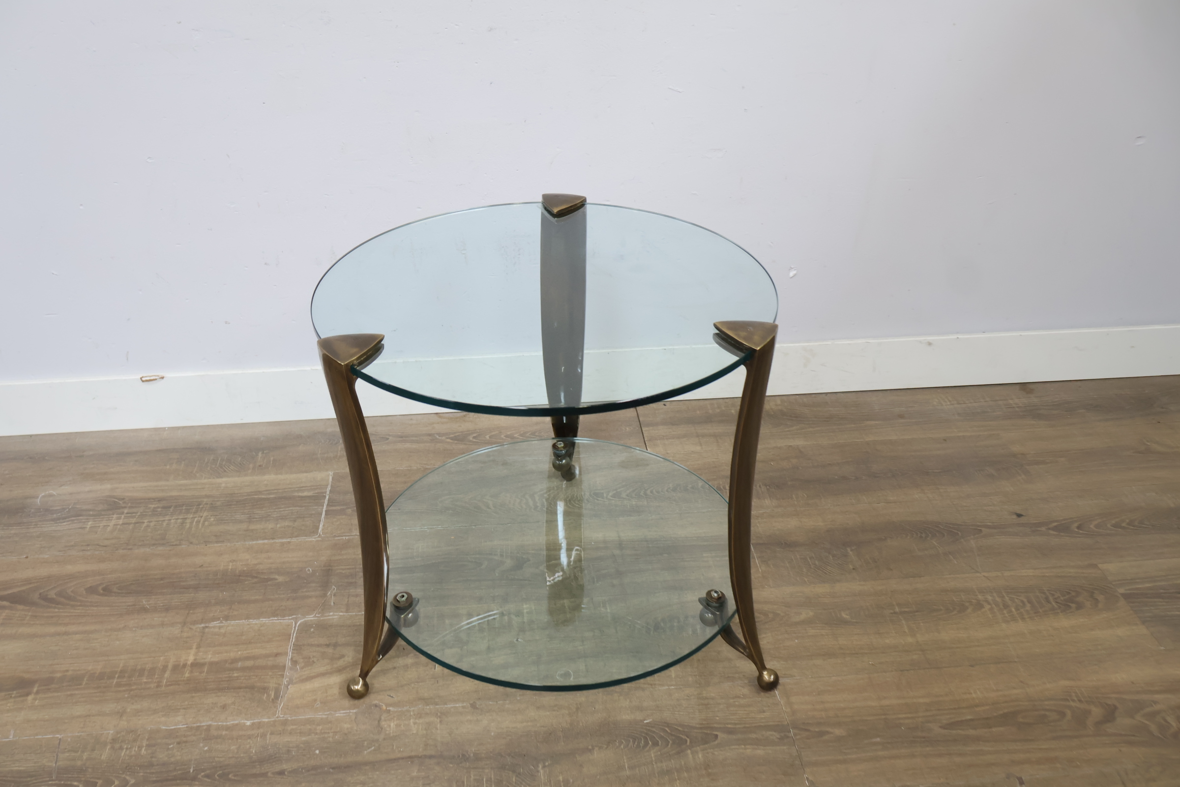 Rond bijzettafeltje met glazen bladen en messing frame – foto 6 – kavel bij GSD Auctions, Zoeterwoude