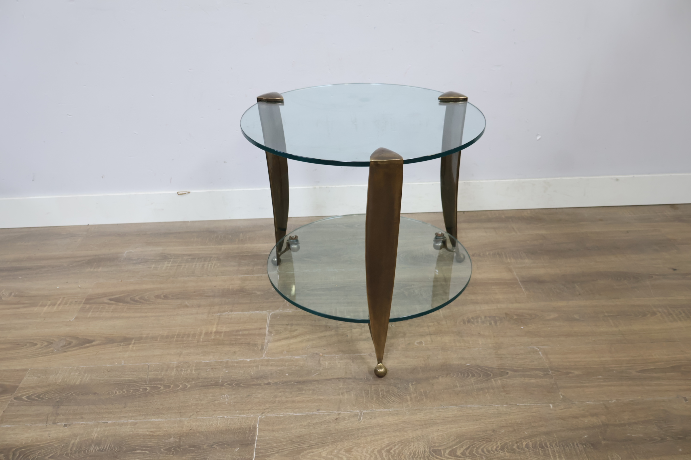 Rond bijzettafeltje met glazen bladen en messing frame – foto 7 – kavel bij GSD Auctions, Zoeterwoude