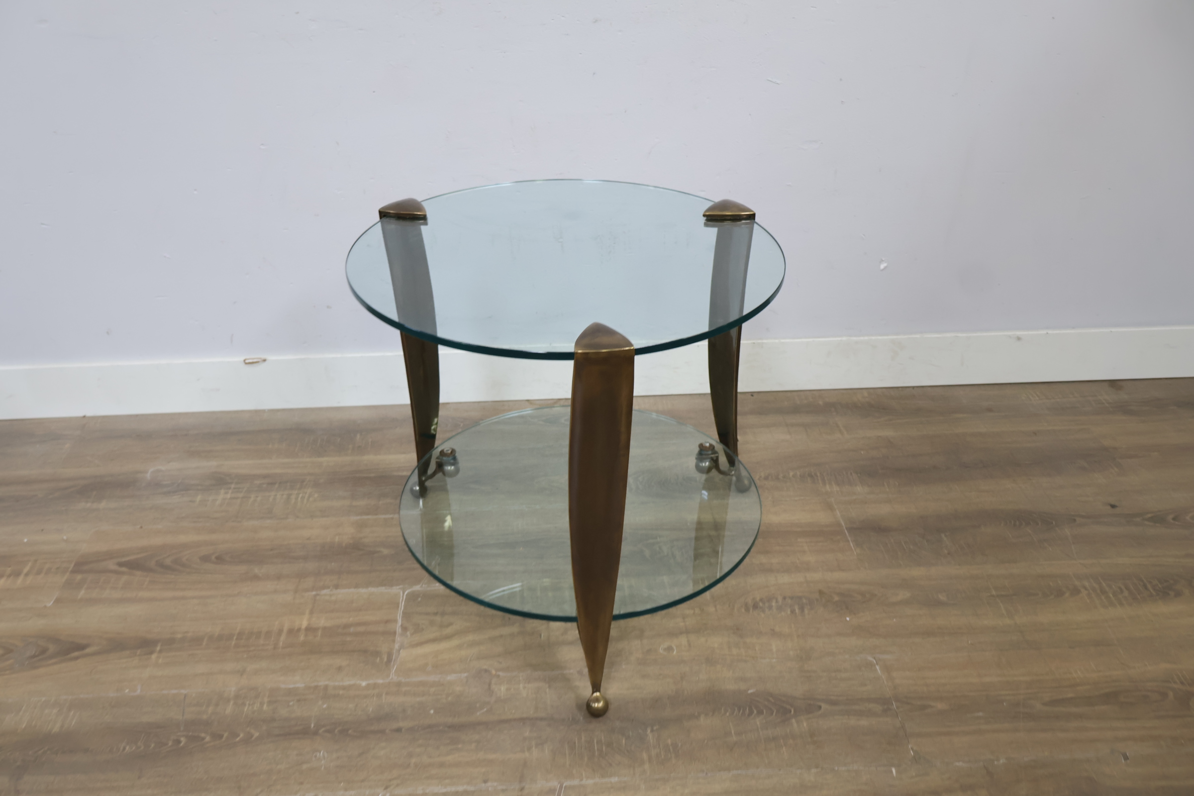 Rond bijzettafeltje met glazen bladen en messing frame – foto 8 – kavel bij GSD Auctions, Zoeterwoude