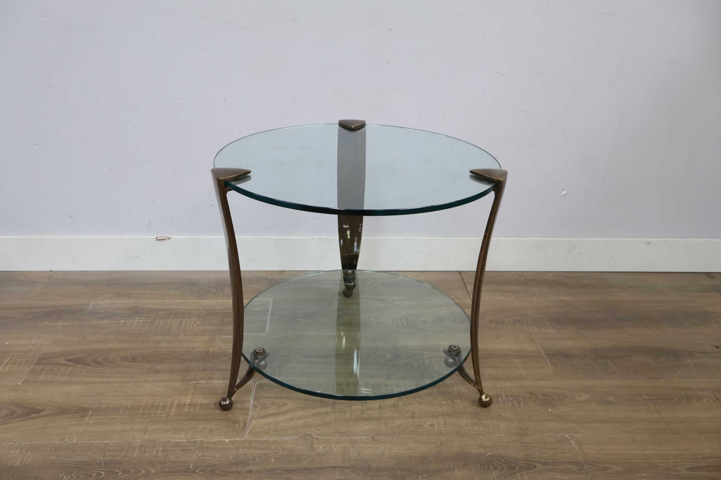 Rond bijzettafeltje met glazen bladen en messing frame – foto 9 – kavel bij GSD Auctions, Zoeterwoude