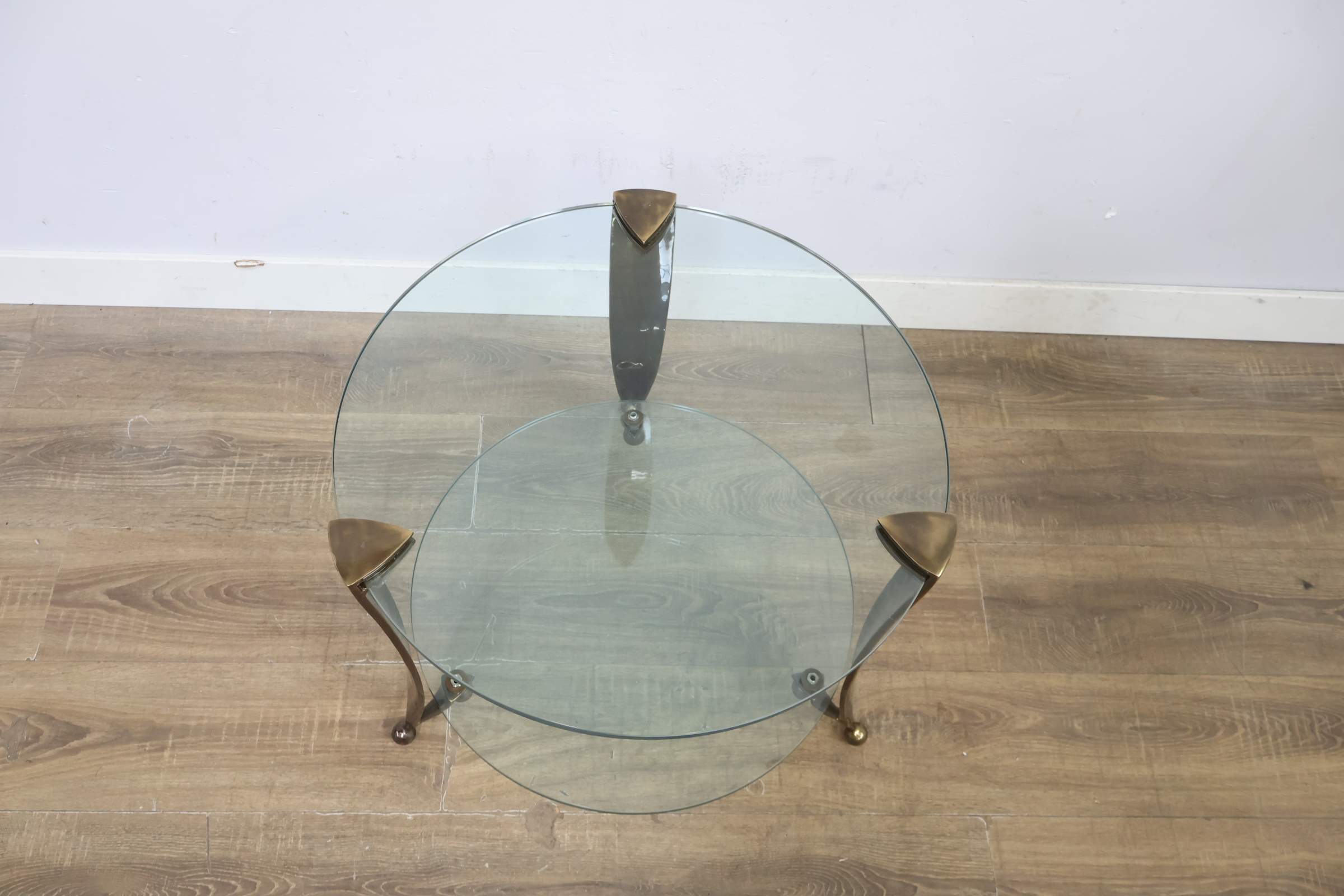 Rond bijzettafeltje met glazen bladen en messing frame – foto 10 – kavel bij GSD Auctions, Zoeterwoude