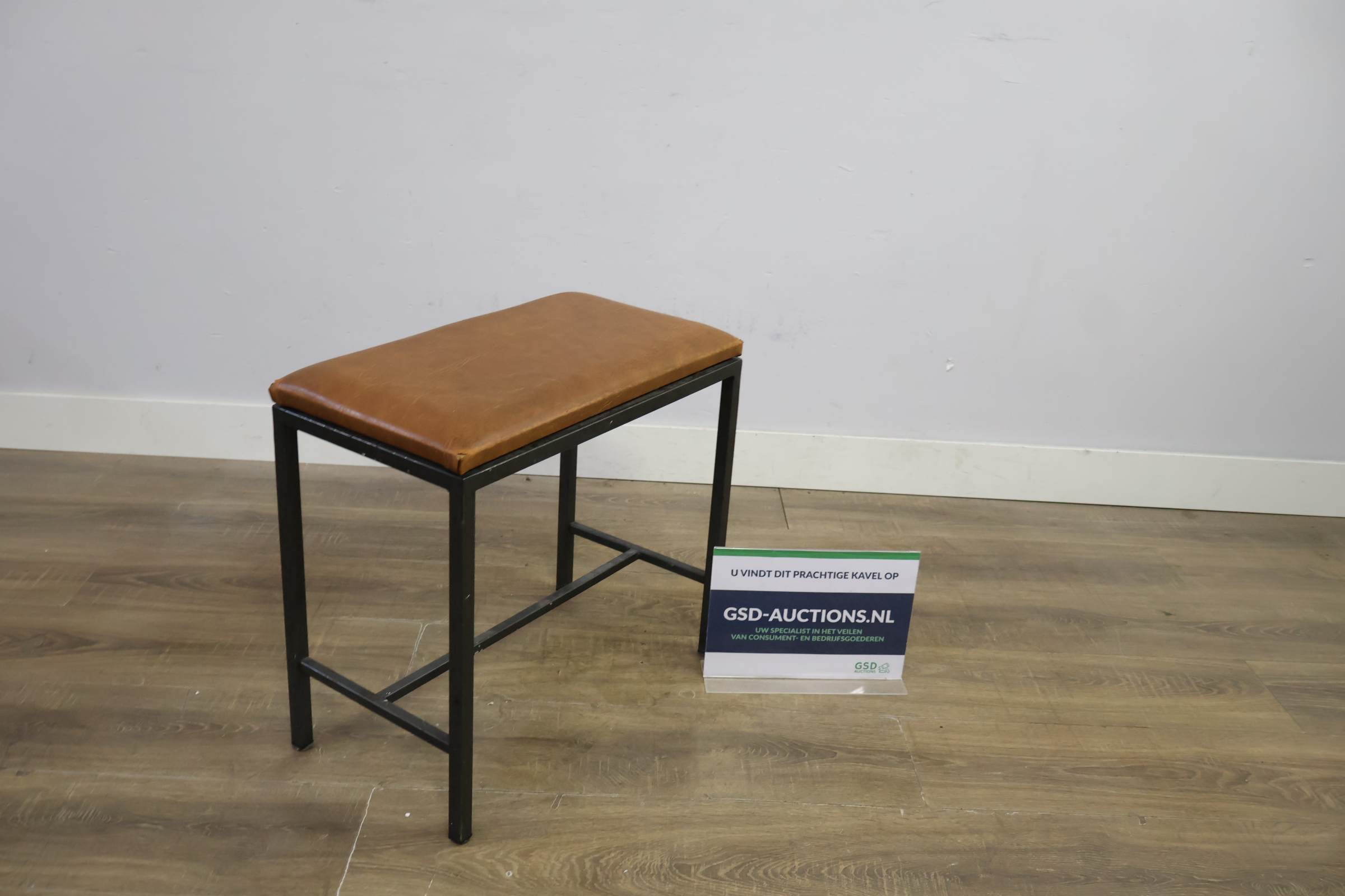 Industriële kruk met bruine zitting – kavel bij GSD Auctions, Zoeterwoude