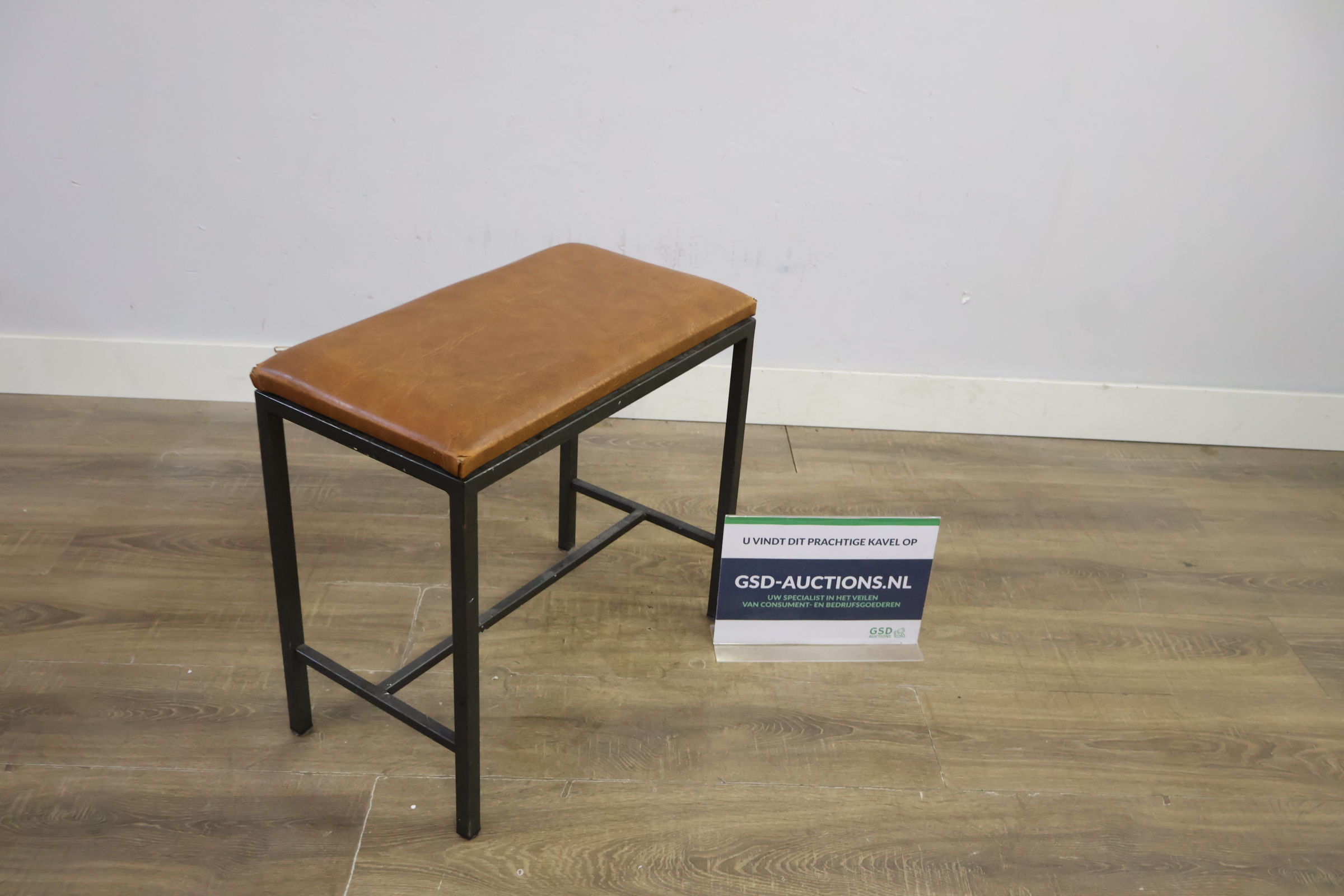 Industriële kruk met bruine zitting – foto 2 – kavel bij GSD Auctions, Zoeterwoude
