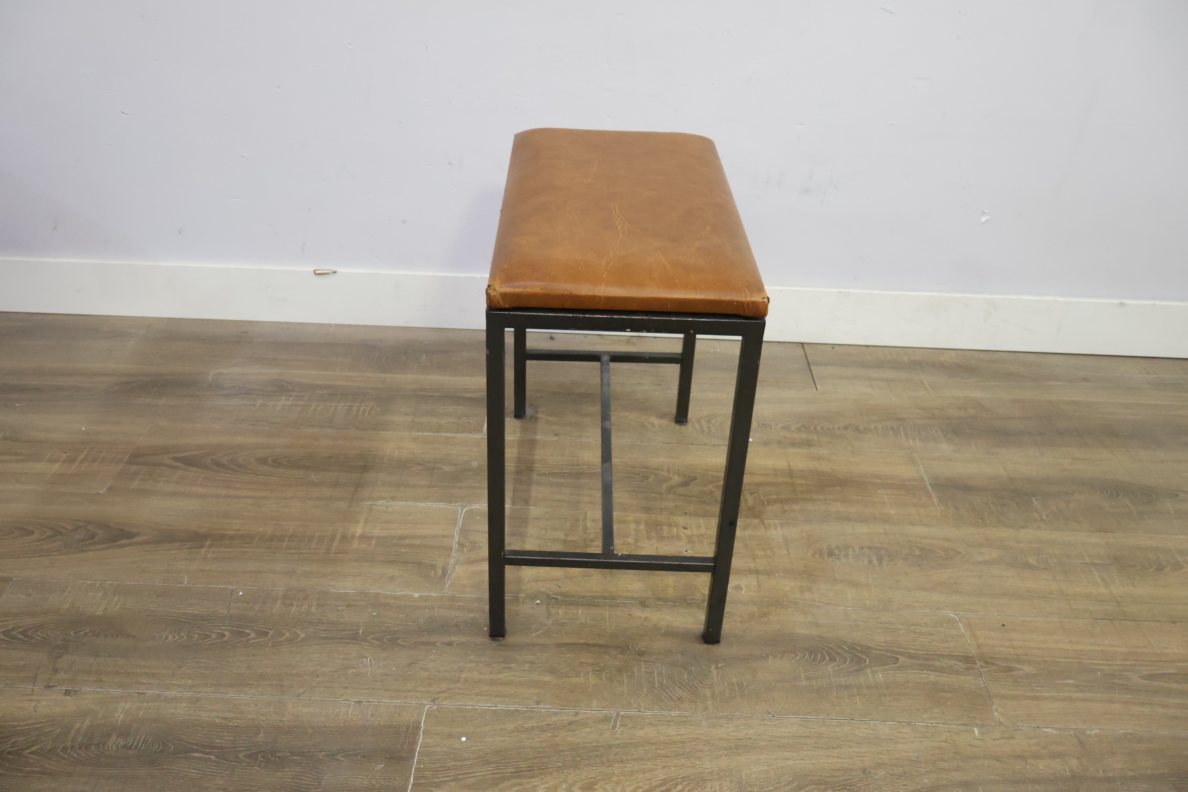 Industriële kruk met bruine zitting – foto 3 – kavel bij GSD Auctions, Zoeterwoude