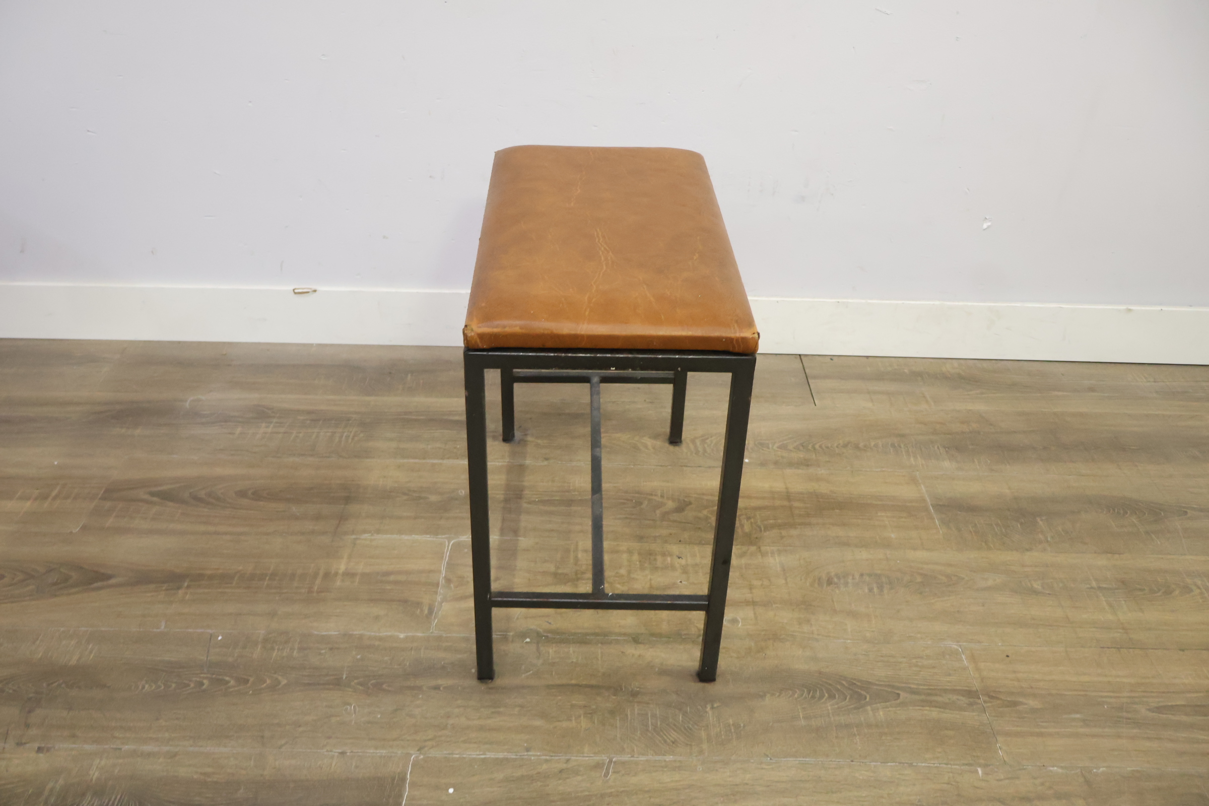 Industriële kruk met bruine zitting – foto 4 – kavel bij GSD Auctions, Zoeterwoude