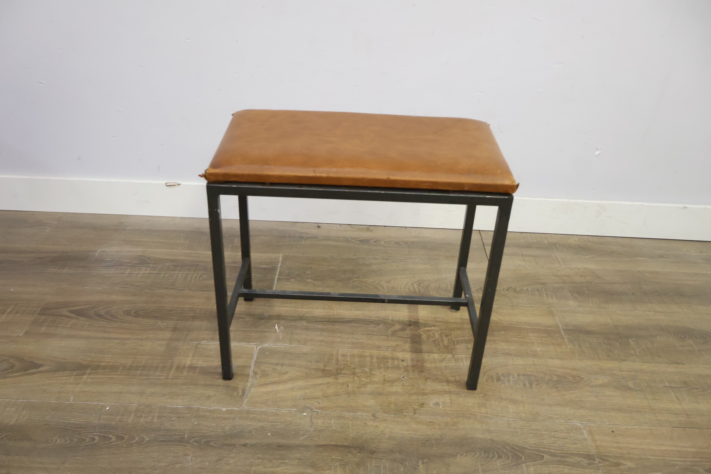Industriële kruk met bruine zitting – foto 5 – kavel bij GSD Auctions, Zoeterwoude