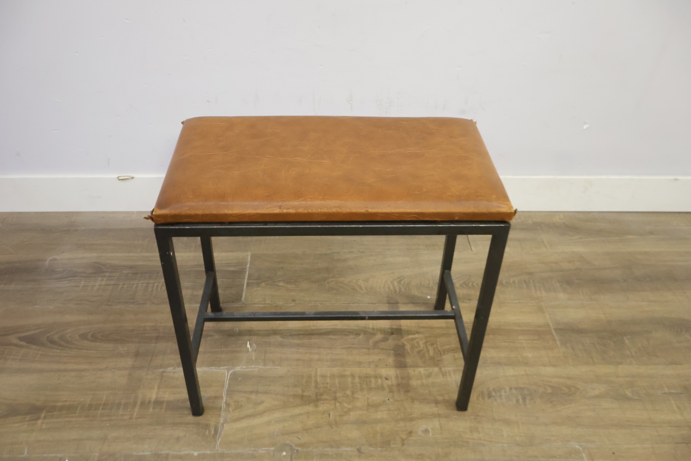 Industriële kruk met bruine zitting – foto 6 – kavel bij GSD Auctions, Zoeterwoude