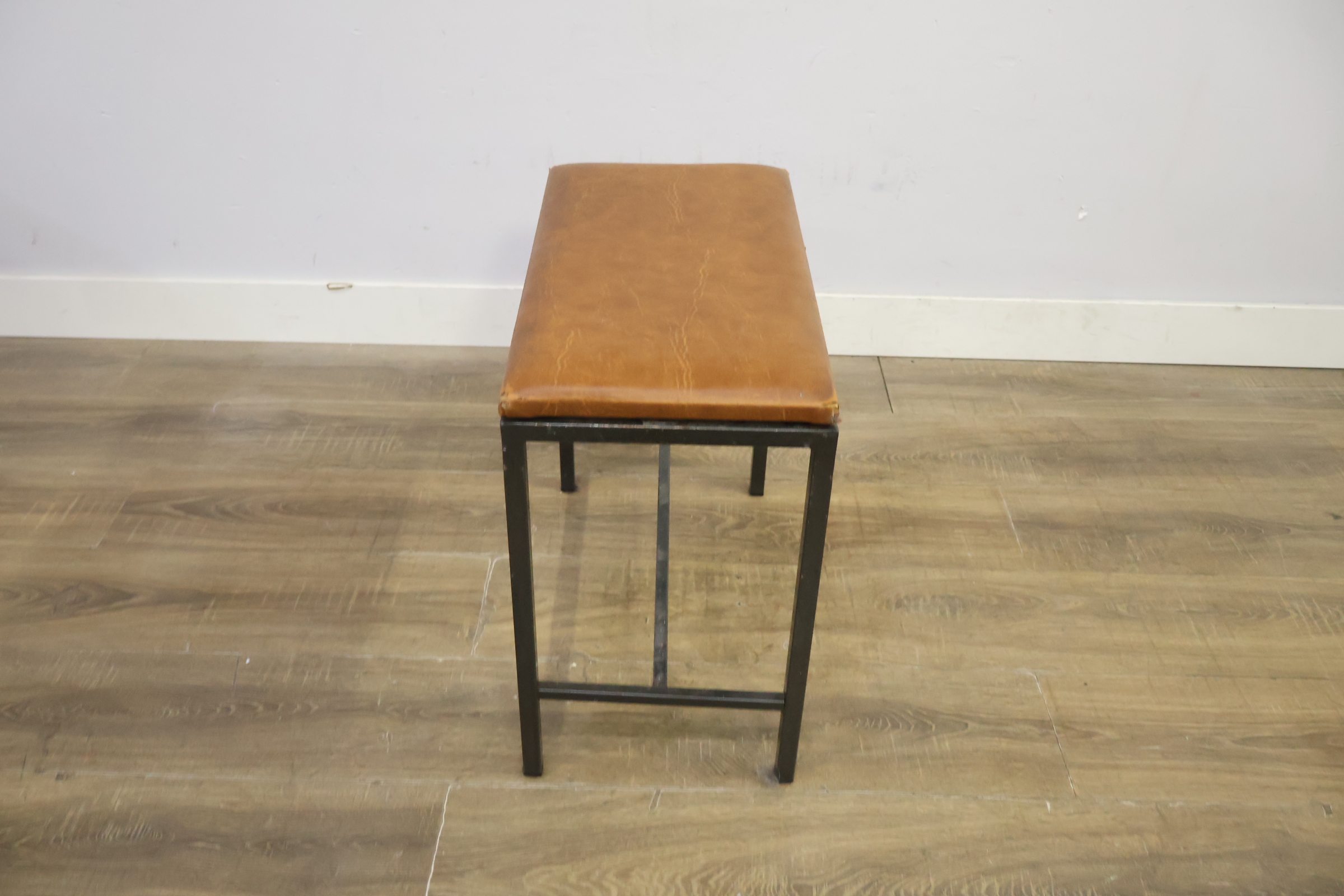 Industriële kruk met bruine zitting – foto 8 – kavel bij GSD Auctions, Zoeterwoude