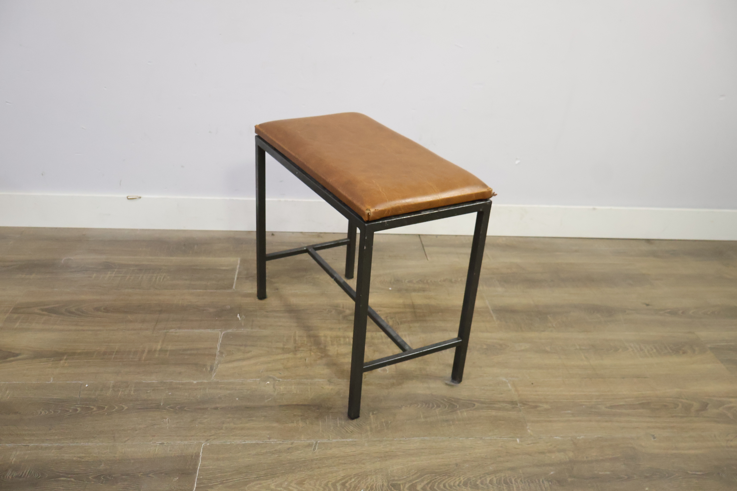 Industriële kruk met bruine zitting – foto 9 – kavel bij GSD Auctions, Zoeterwoude