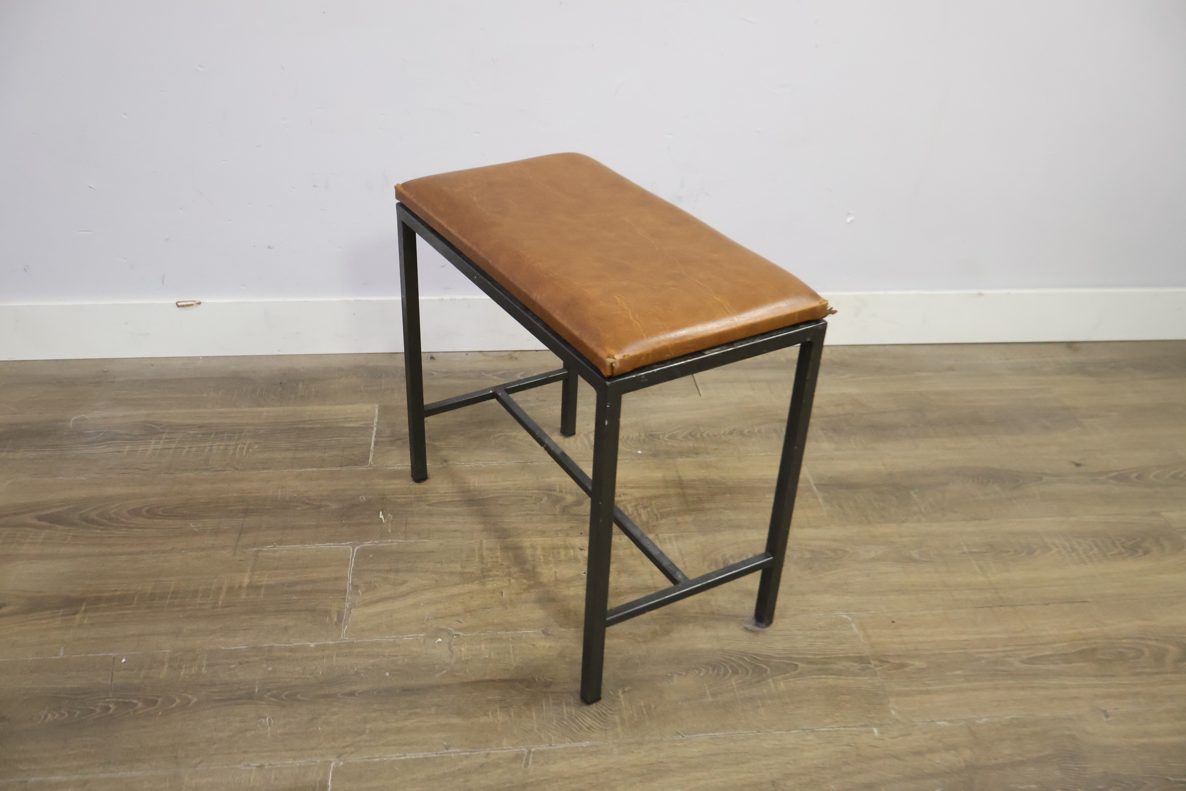 Industriële kruk met bruine zitting – foto 10 – kavel bij GSD Auctions, Zoeterwoude