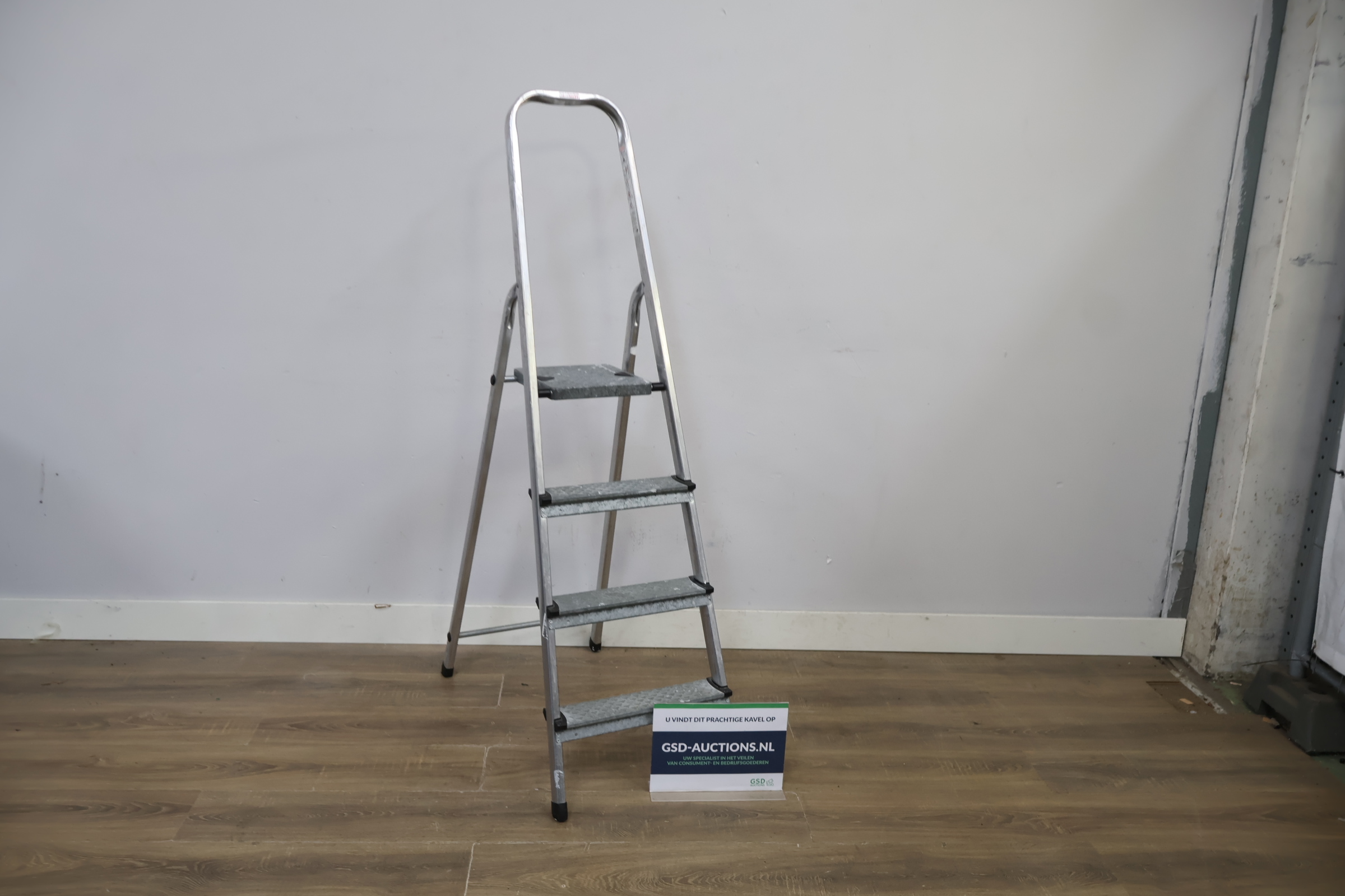 Opvouwbare metalen trapladder met vier treden – foto 2 – kavel bij GSD Auctions, Zoeterwoude
