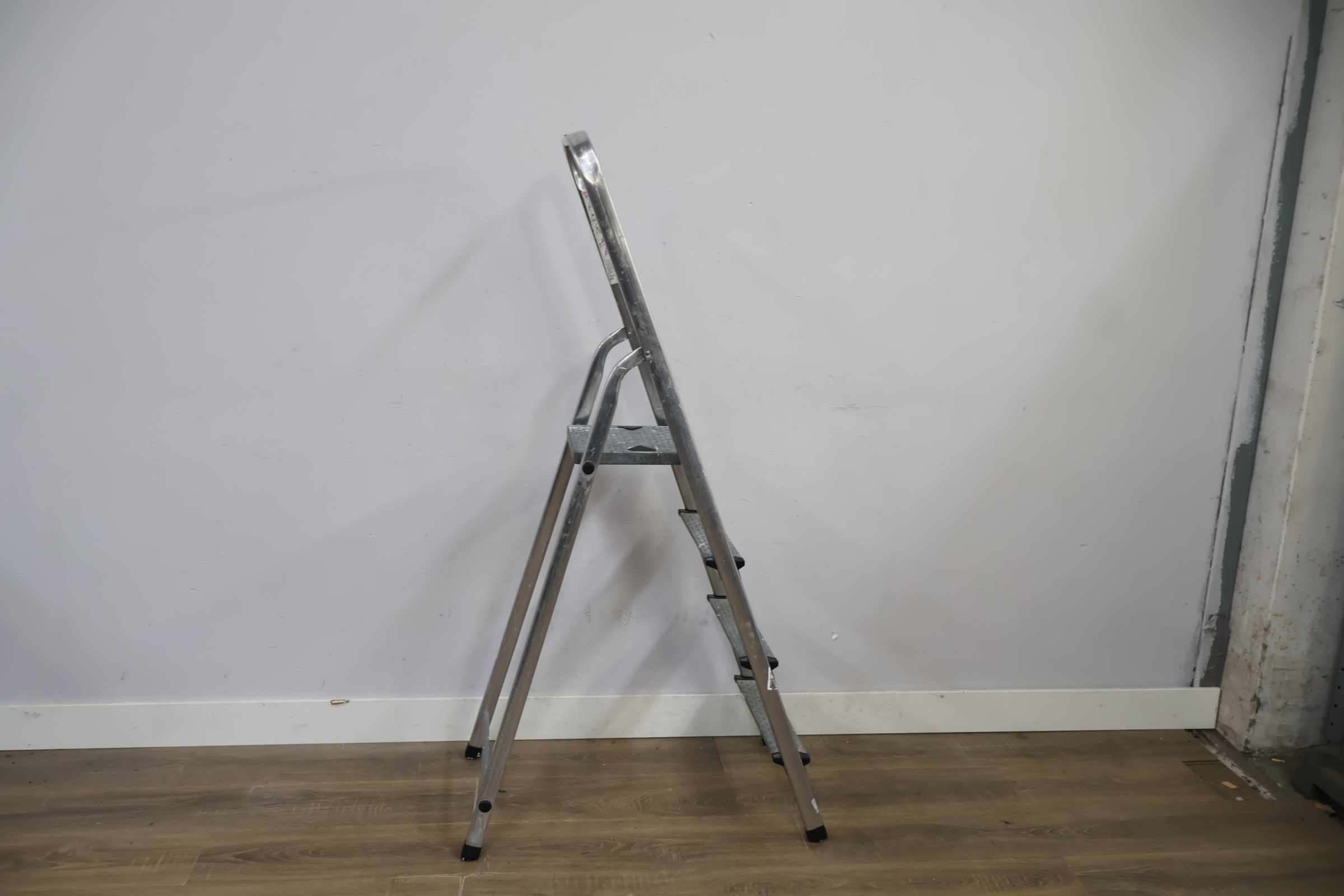 Opvouwbare metalen trapladder met vier treden – foto 3 – kavel bij GSD Auctions, Zoeterwoude