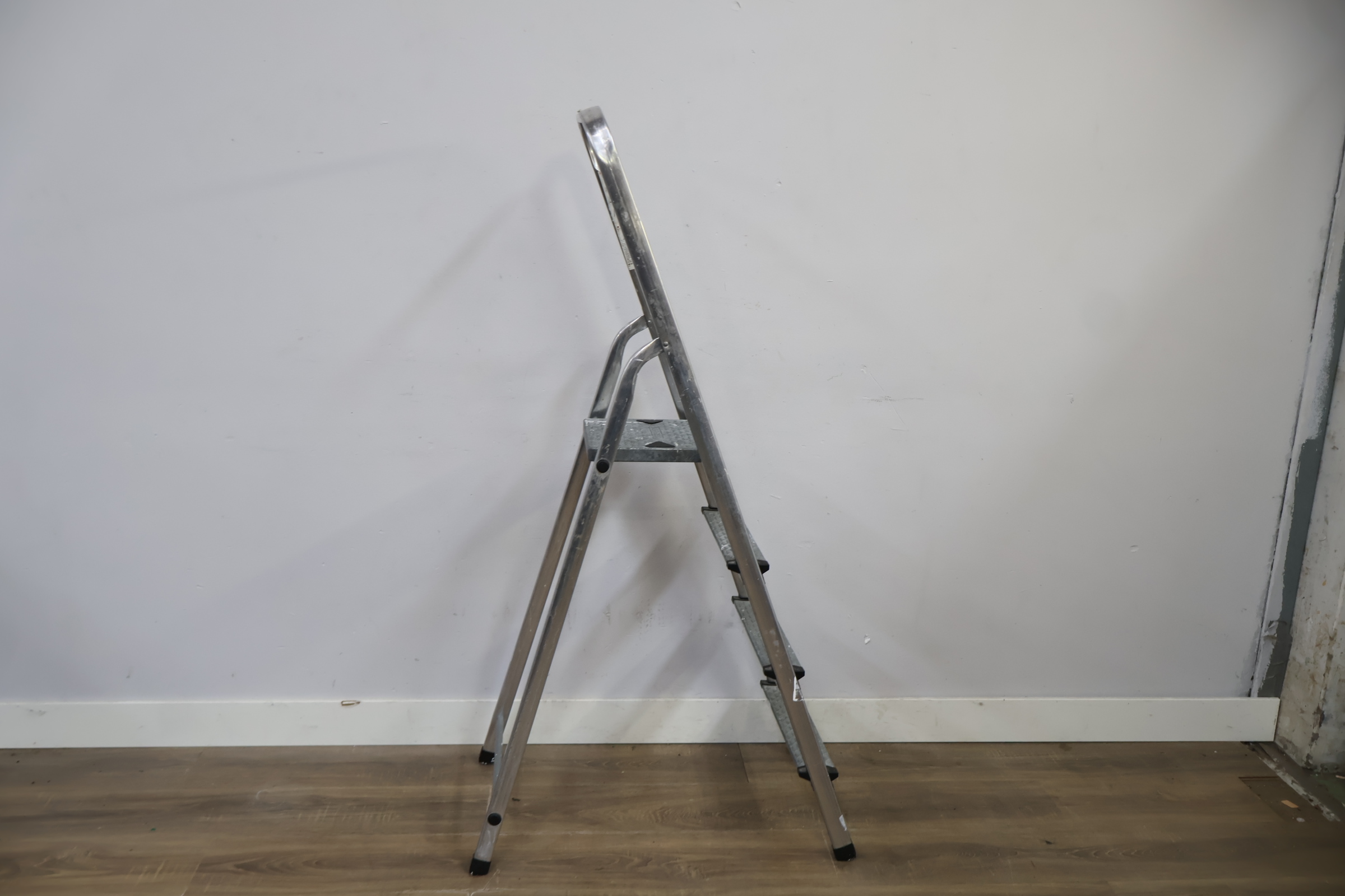 Opvouwbare metalen trapladder met vier treden – foto 4 – kavel bij GSD Auctions, Zoeterwoude