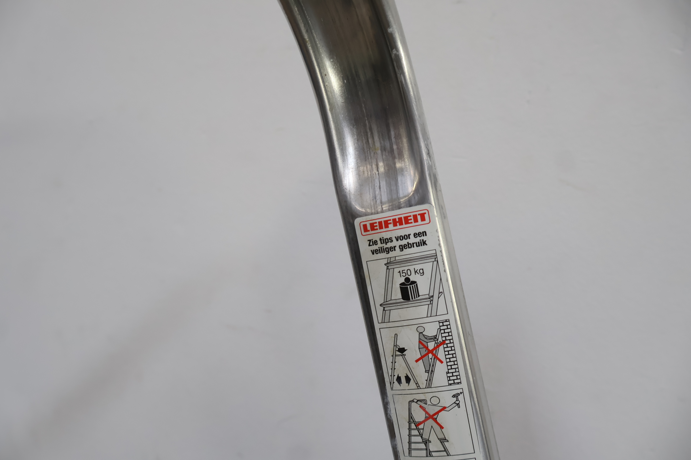 Opvouwbare metalen trapladder met vier treden – foto 5 – kavel bij GSD Auctions, Zoeterwoude
